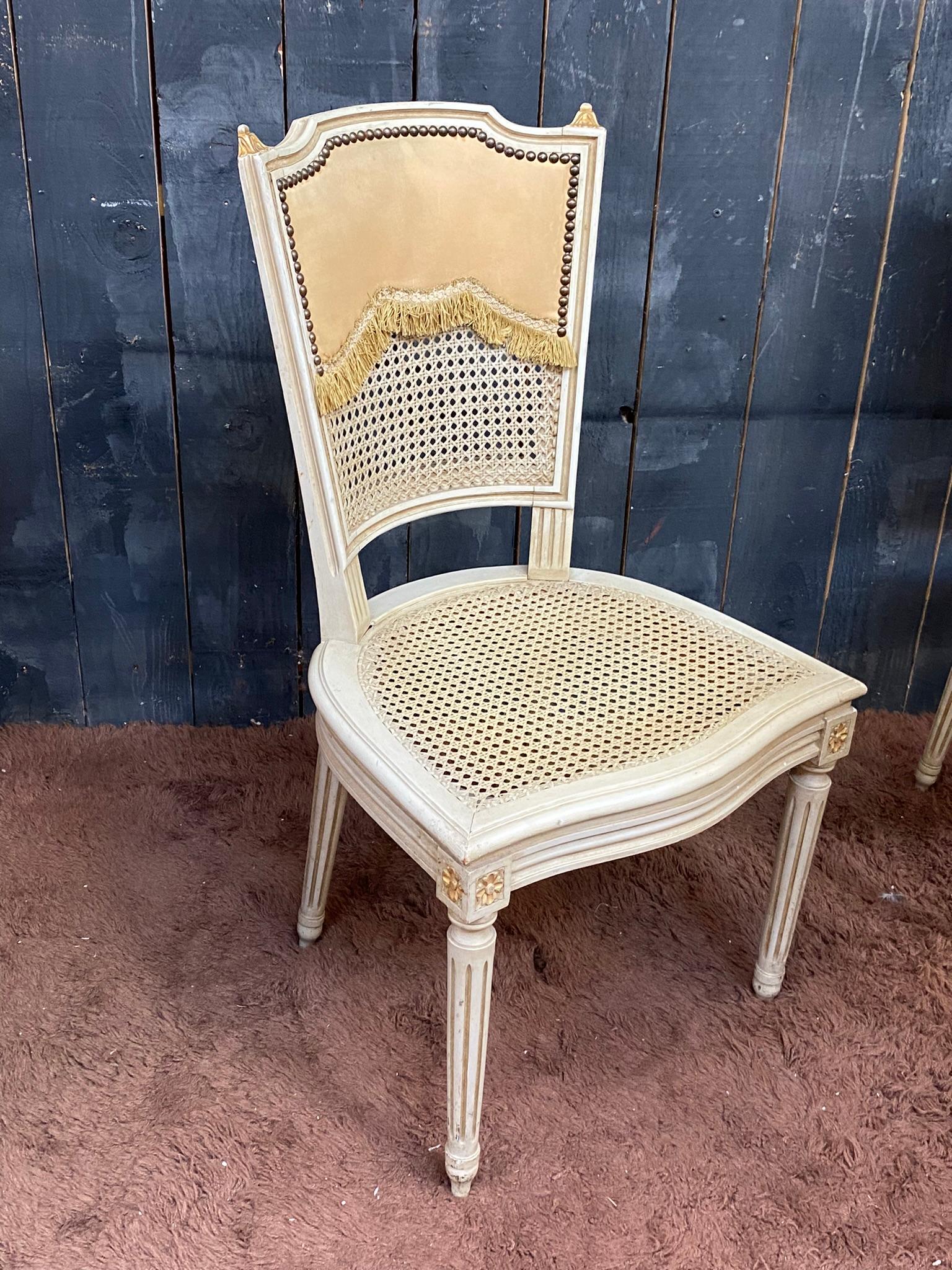 Satz von vier Stühlen im Louis-XVI-Stil um 1950 (Patiniert) im Angebot