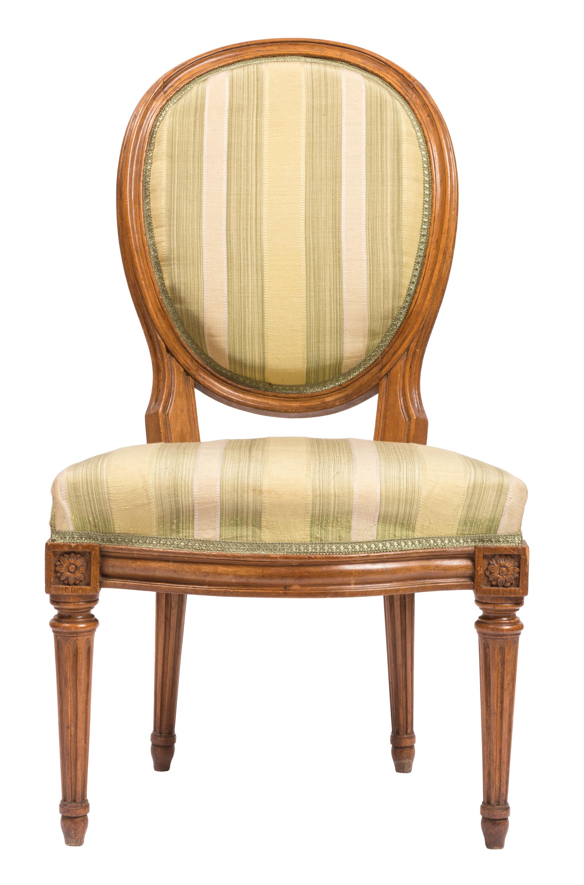 Satz von vier Stühlen im Louis-XVI-Stil mit gestreifter Seidenpolsterung, 19. Jahrhundert im Angebot 6