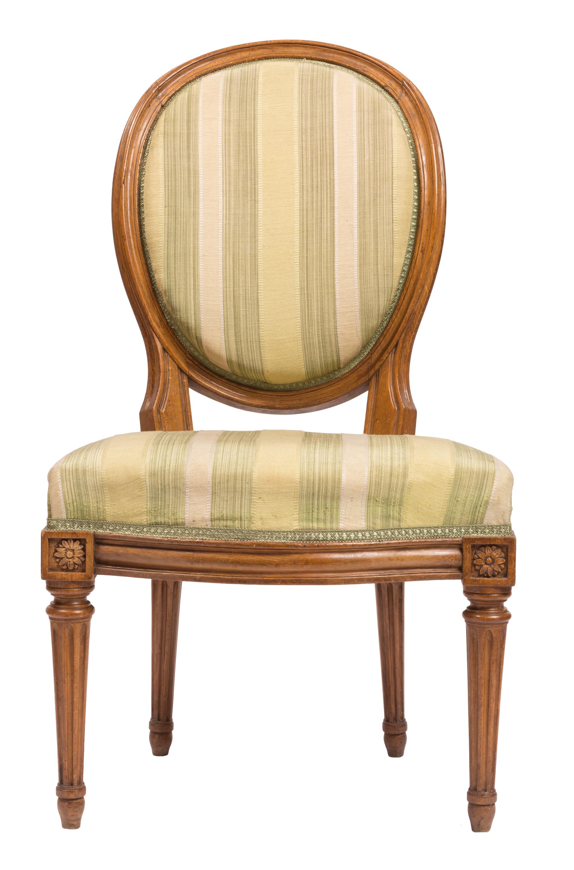 Satz von vier Stühlen im Louis-XVI-Stil mit gestreifter Seidenpolsterung, 19. Jahrhundert im Angebot 7