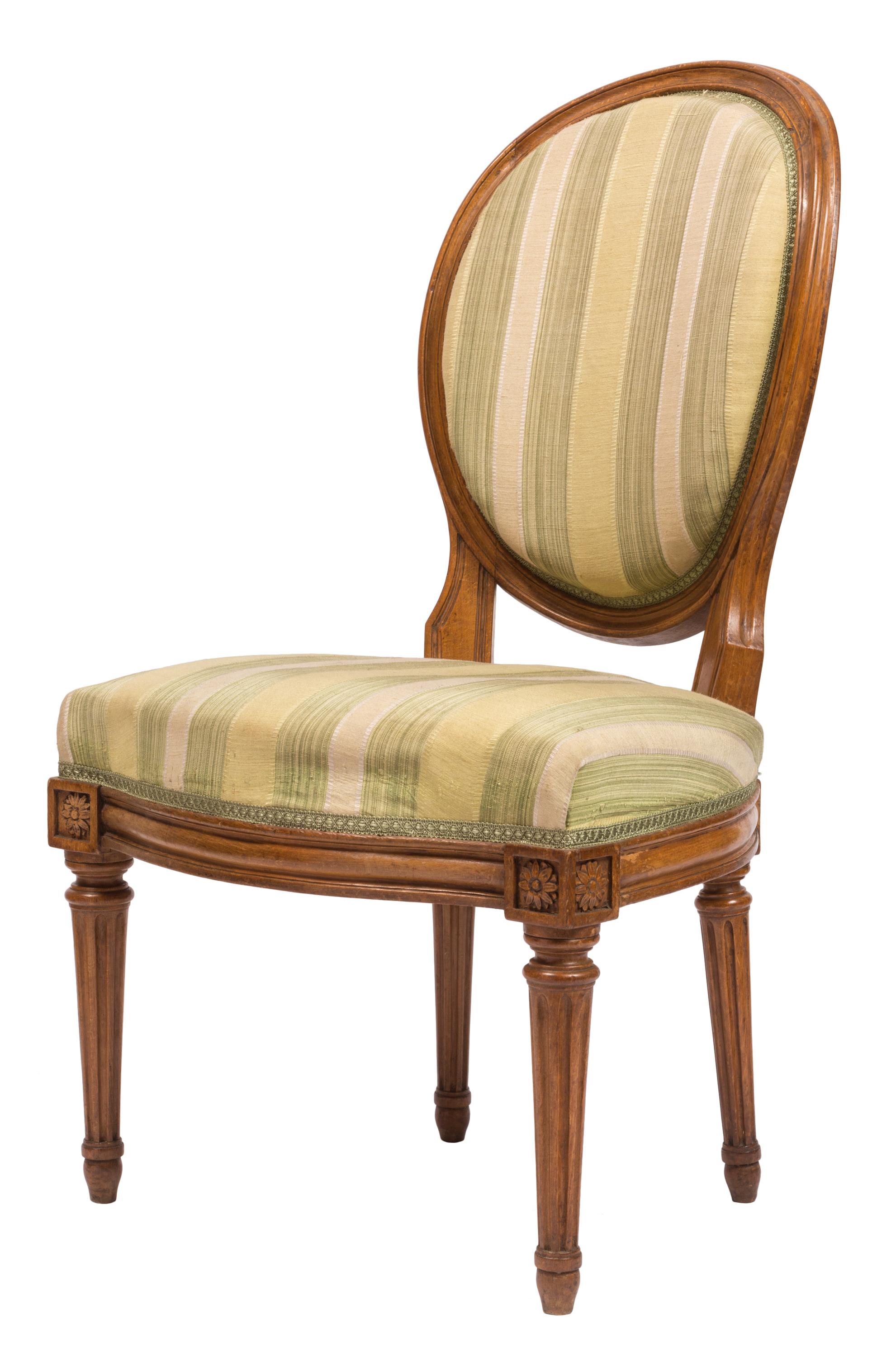 Satz von vier Stühlen im Louis-XVI-Stil mit gestreifter Seidenpolsterung, 19. Jahrhundert (Louis XVI.) im Angebot