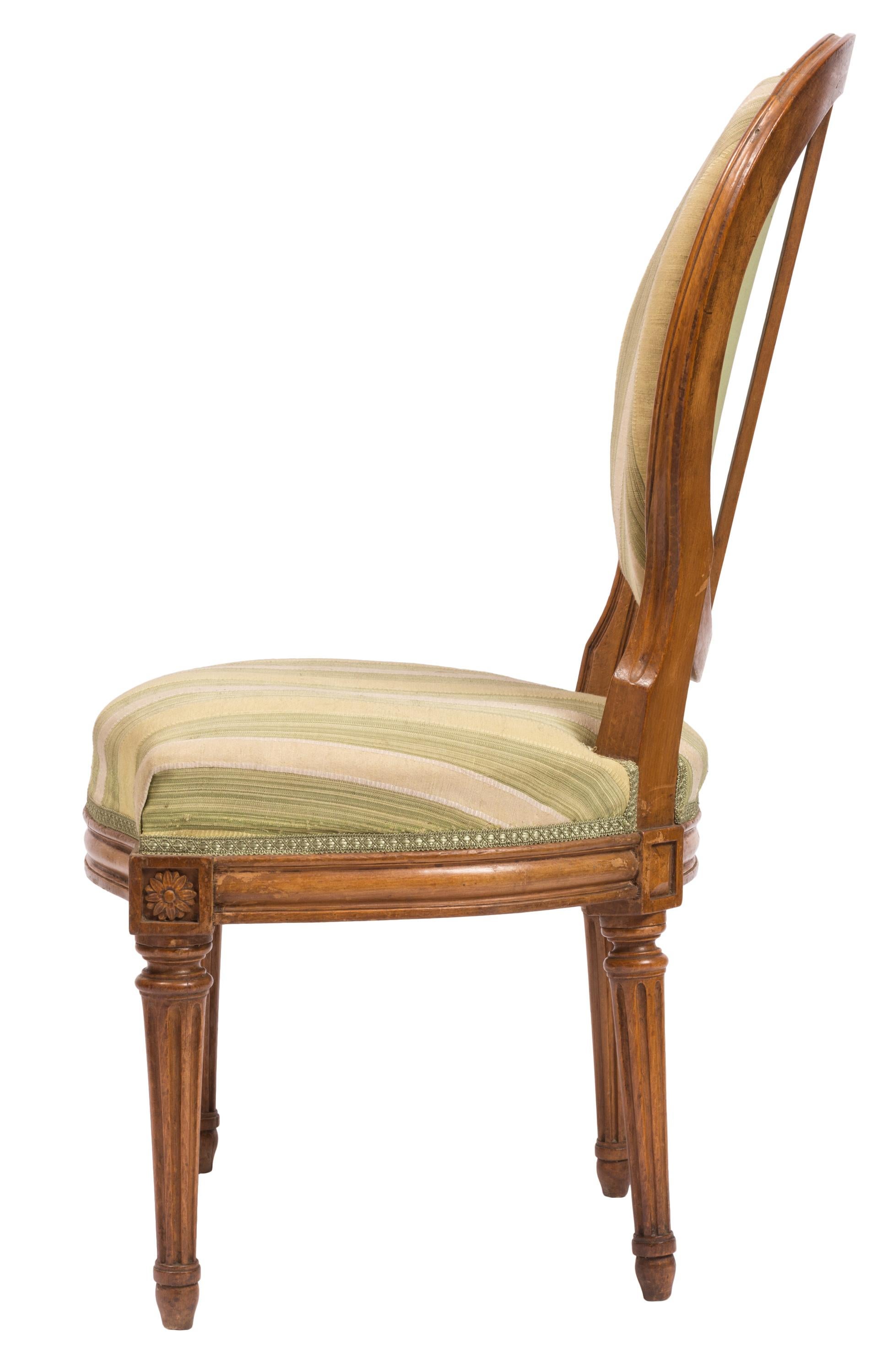 Satz von vier Stühlen im Louis-XVI-Stil mit gestreifter Seidenpolsterung, 19. Jahrhundert (Französisch) im Angebot