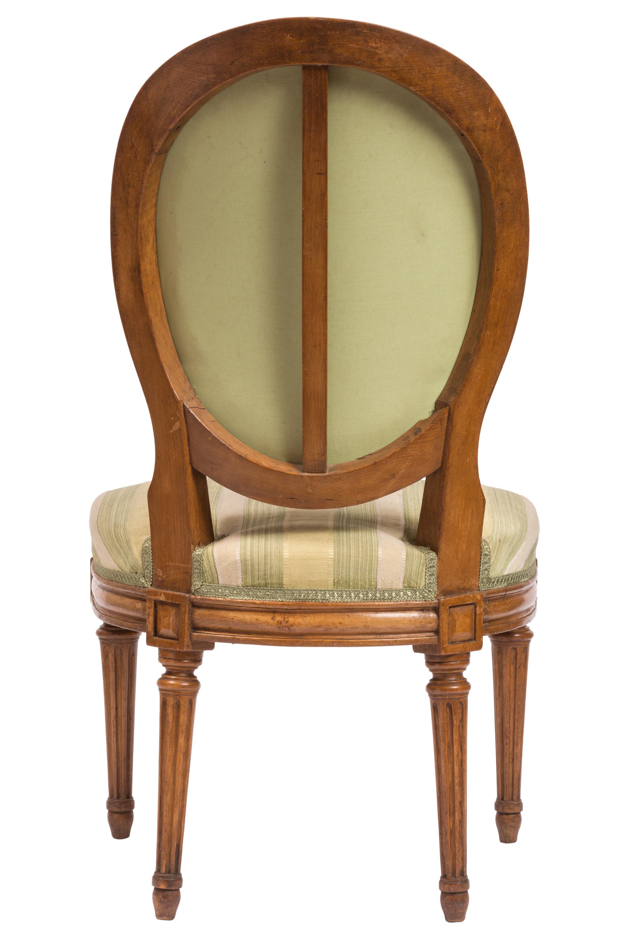 XIXe siècle Ensemble de quatre chaises de style Louis XVI avec tapisserie en soie rayée, 19ème siècle en vente