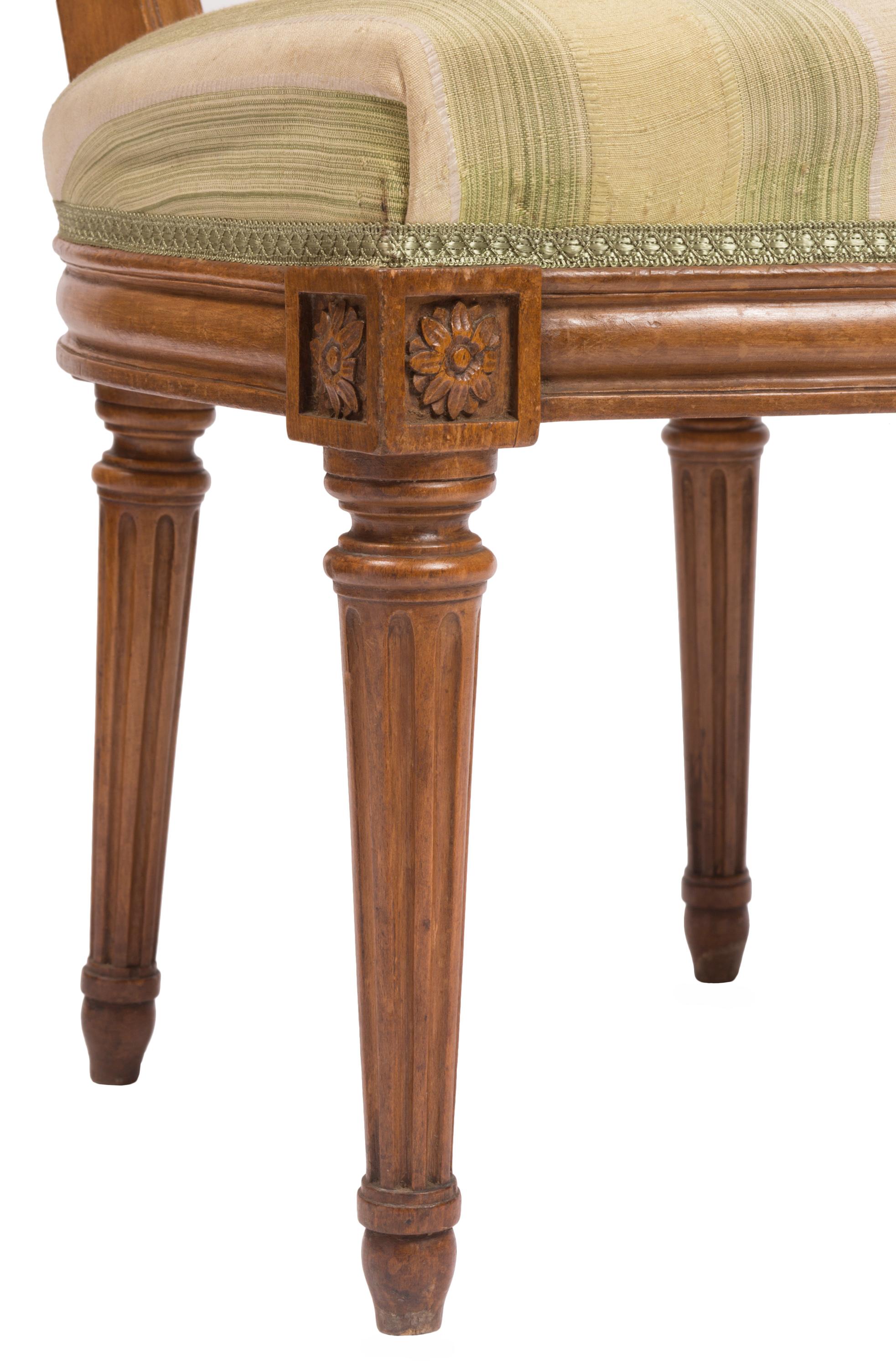 Satz von vier Stühlen im Louis-XVI-Stil mit gestreifter Seidenpolsterung, 19. Jahrhundert im Angebot 3