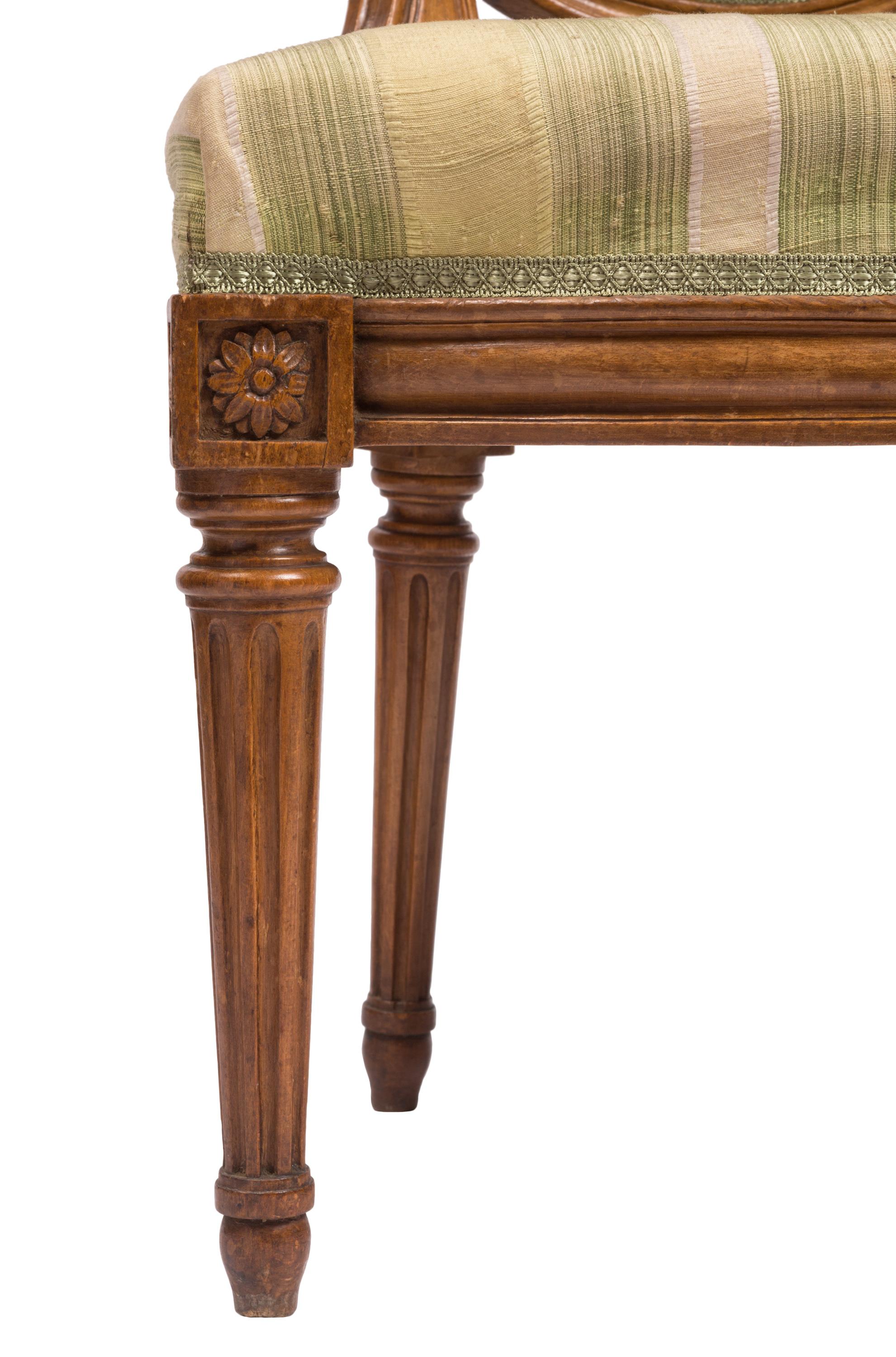 Satz von vier Stühlen im Louis-XVI-Stil mit gestreifter Seidenpolsterung, 19. Jahrhundert im Angebot 4