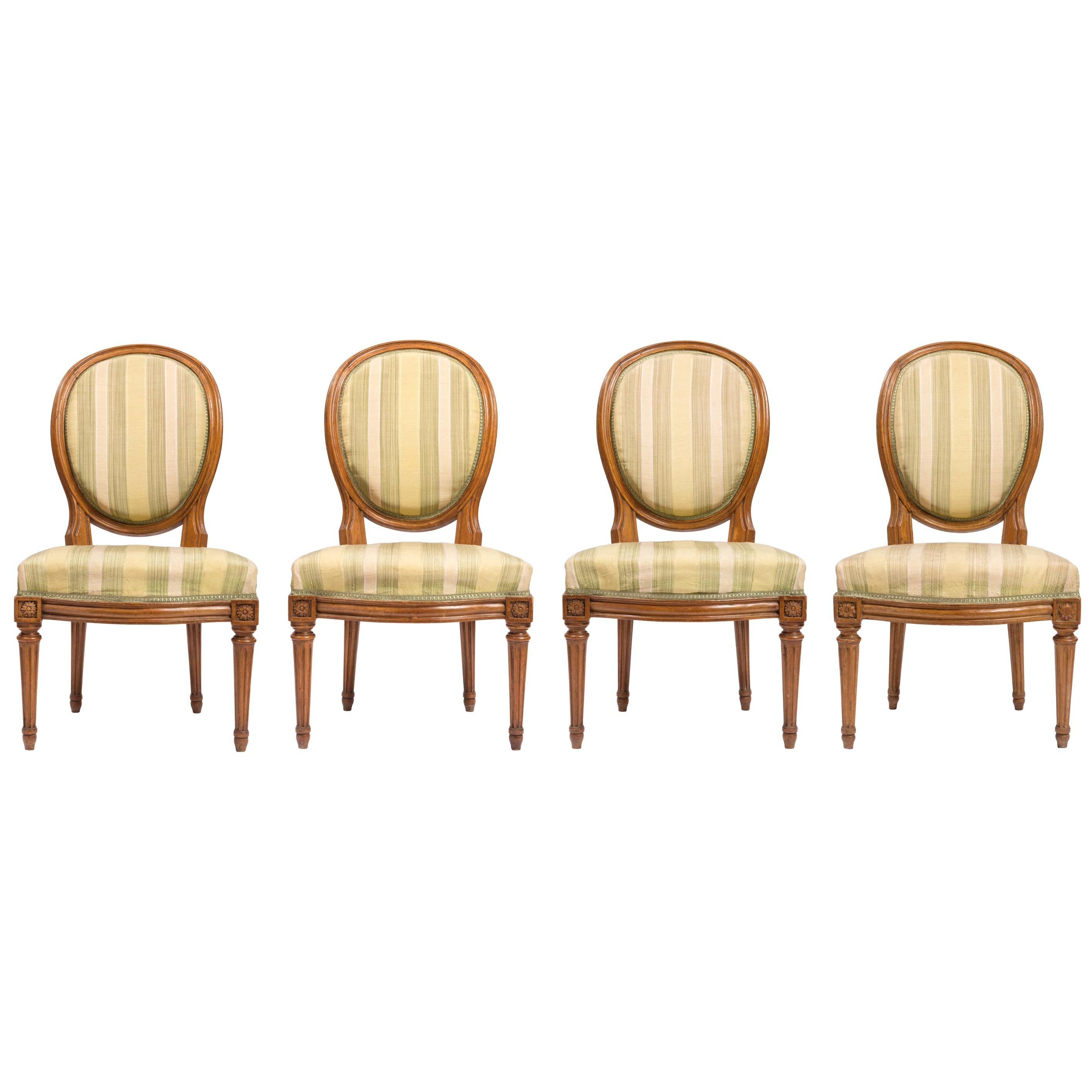 Satz von vier Stühlen im Louis-XVI-Stil mit gestreifter Seidenpolsterung, 19. Jahrhundert im Angebot