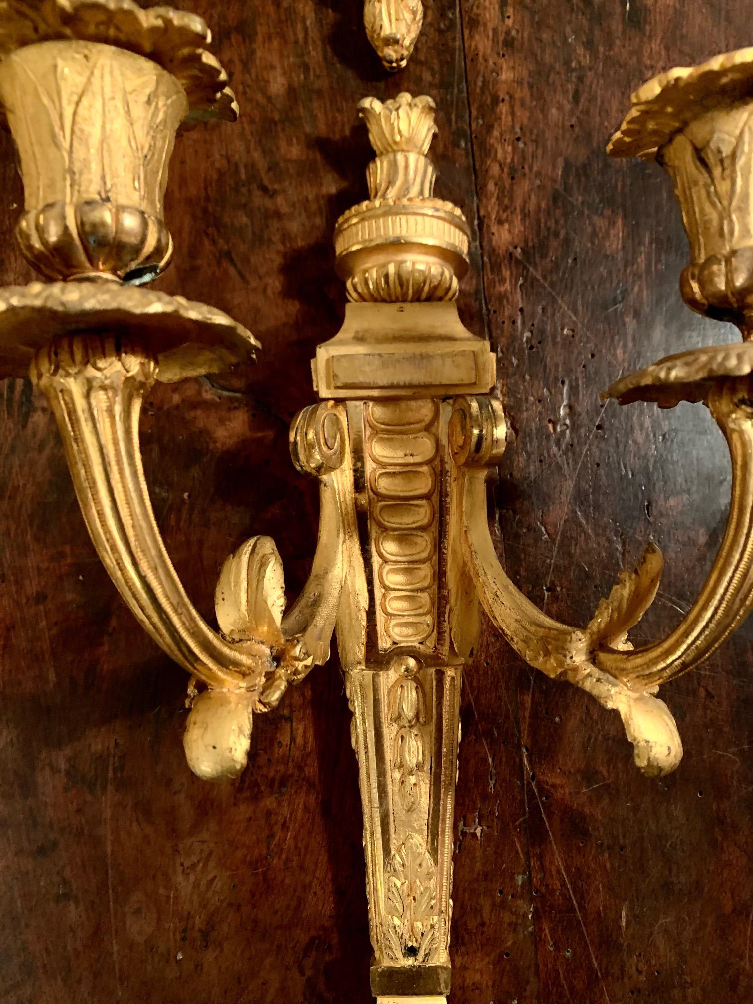 Satz zweiarmiger Wandleuchter im Louis-XVI-Stil aus vergoldeter Bronze und Ormolu im Angebot 7