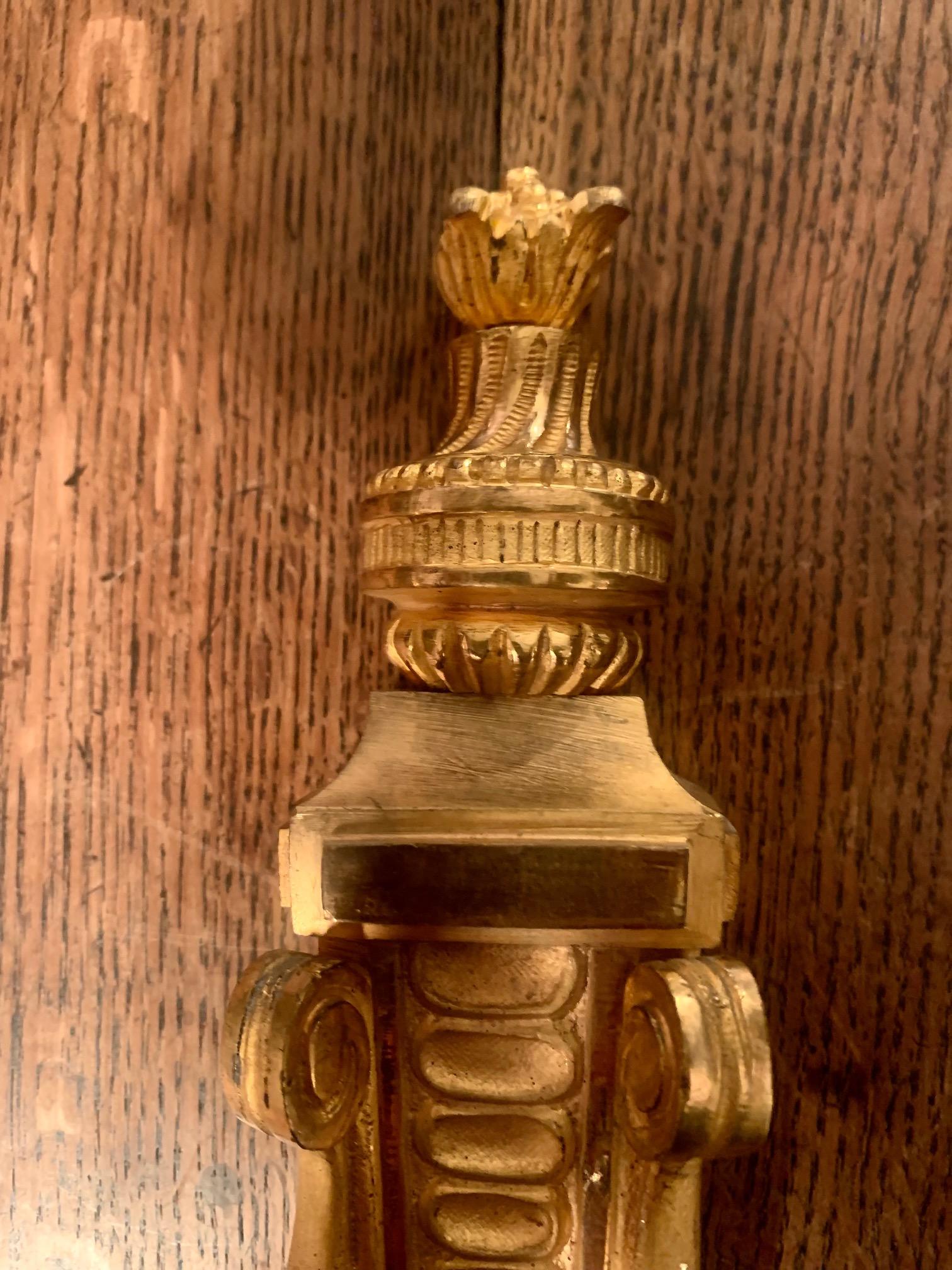 Satz zweiarmiger Wandleuchter im Louis-XVI-Stil aus vergoldeter Bronze und Ormolu im Angebot 11