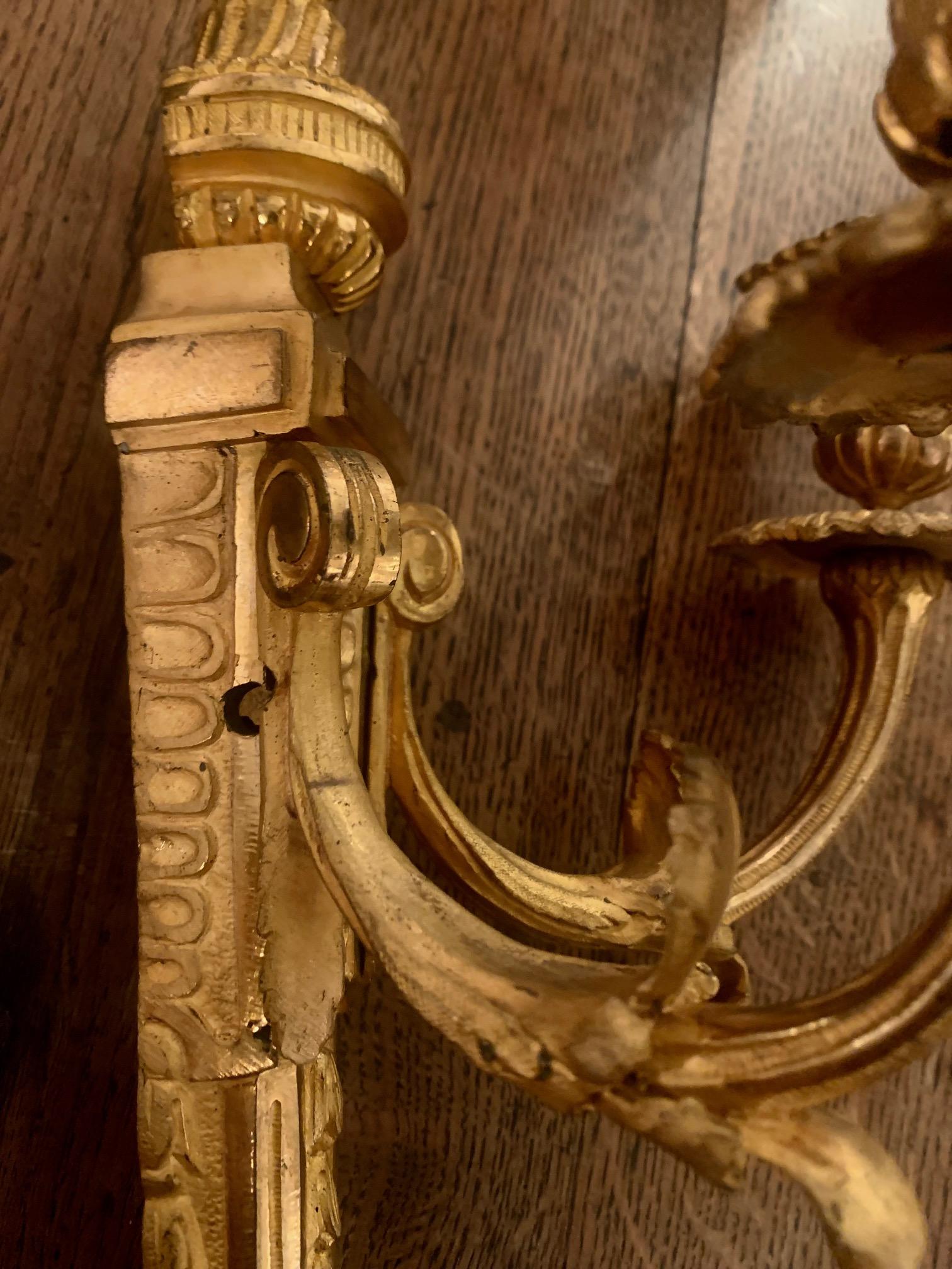 Satz zweiarmiger Wandleuchter im Louis-XVI-Stil aus vergoldeter Bronze und Ormolu im Angebot 12