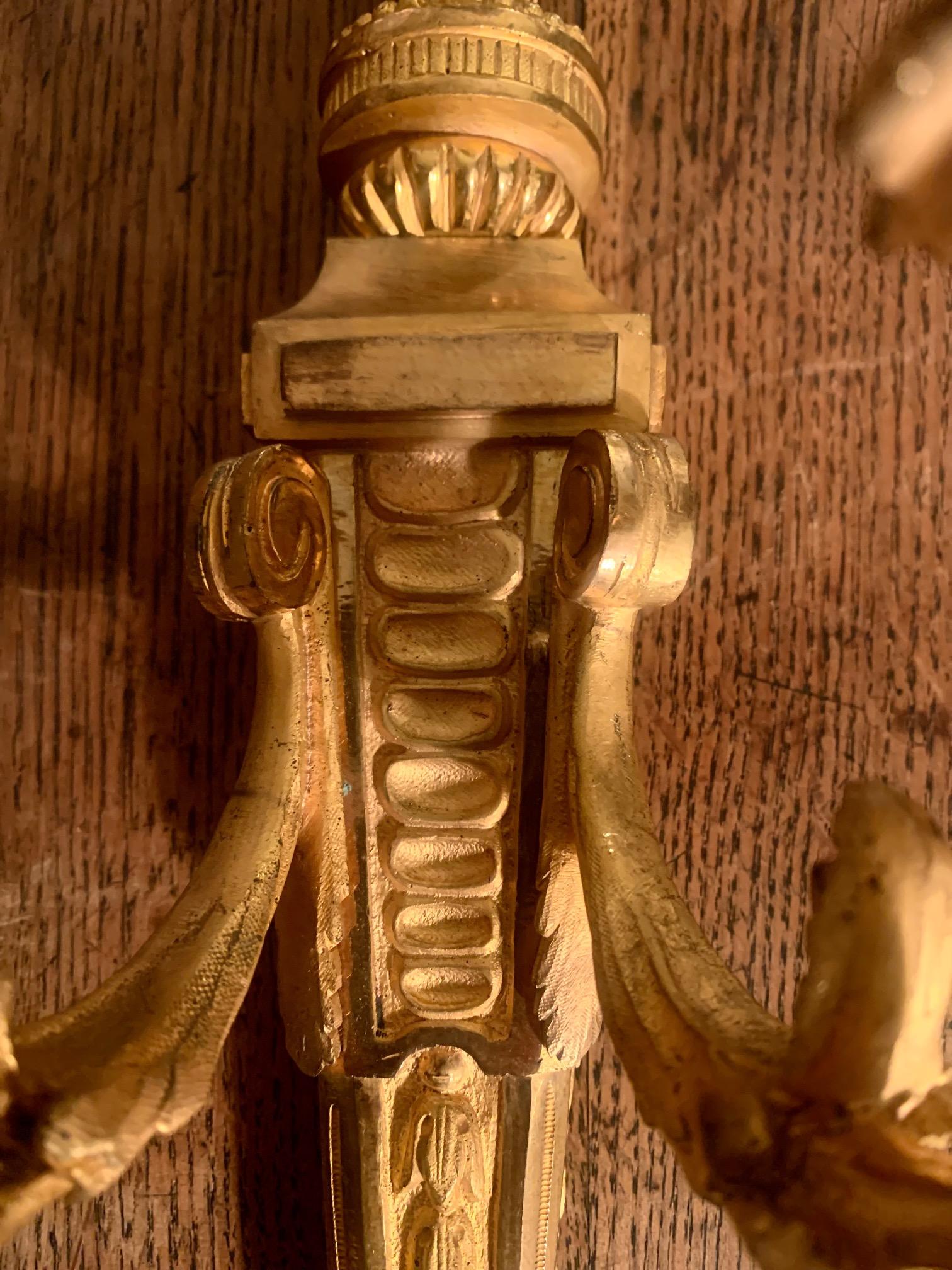 Satz zweiarmiger Wandleuchter im Louis-XVI-Stil aus vergoldeter Bronze und Ormolu im Angebot 13