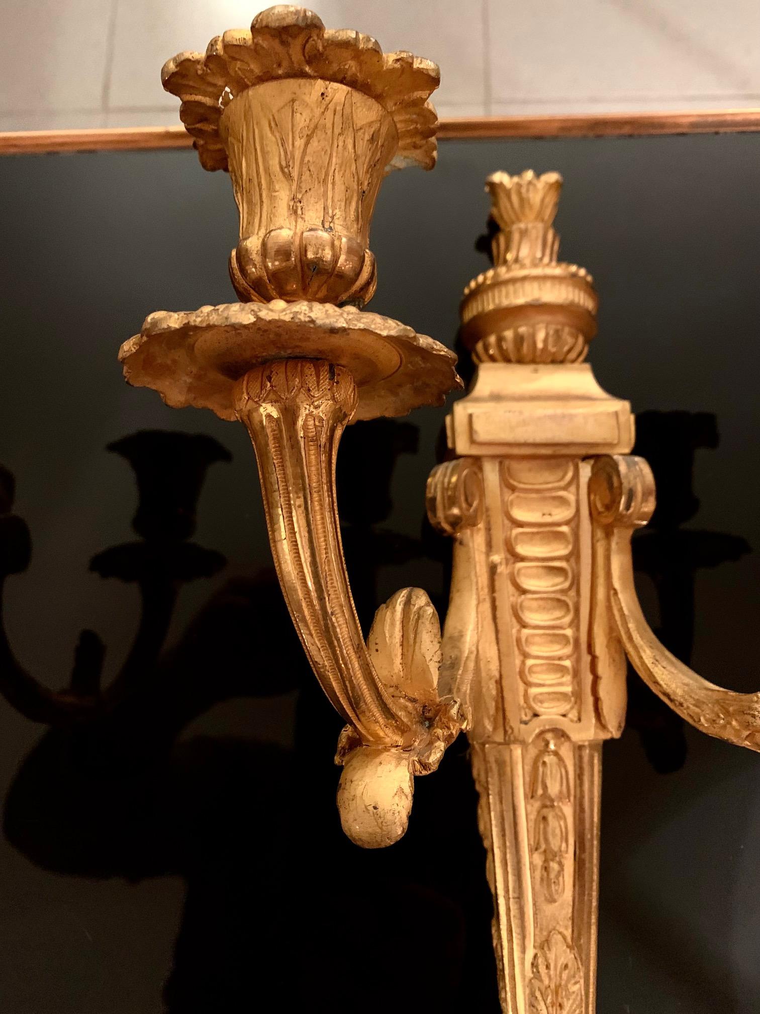 Satz zweiarmiger Wandleuchter im Louis-XVI-Stil aus vergoldeter Bronze und Ormolu (19. Jahrhundert) im Angebot