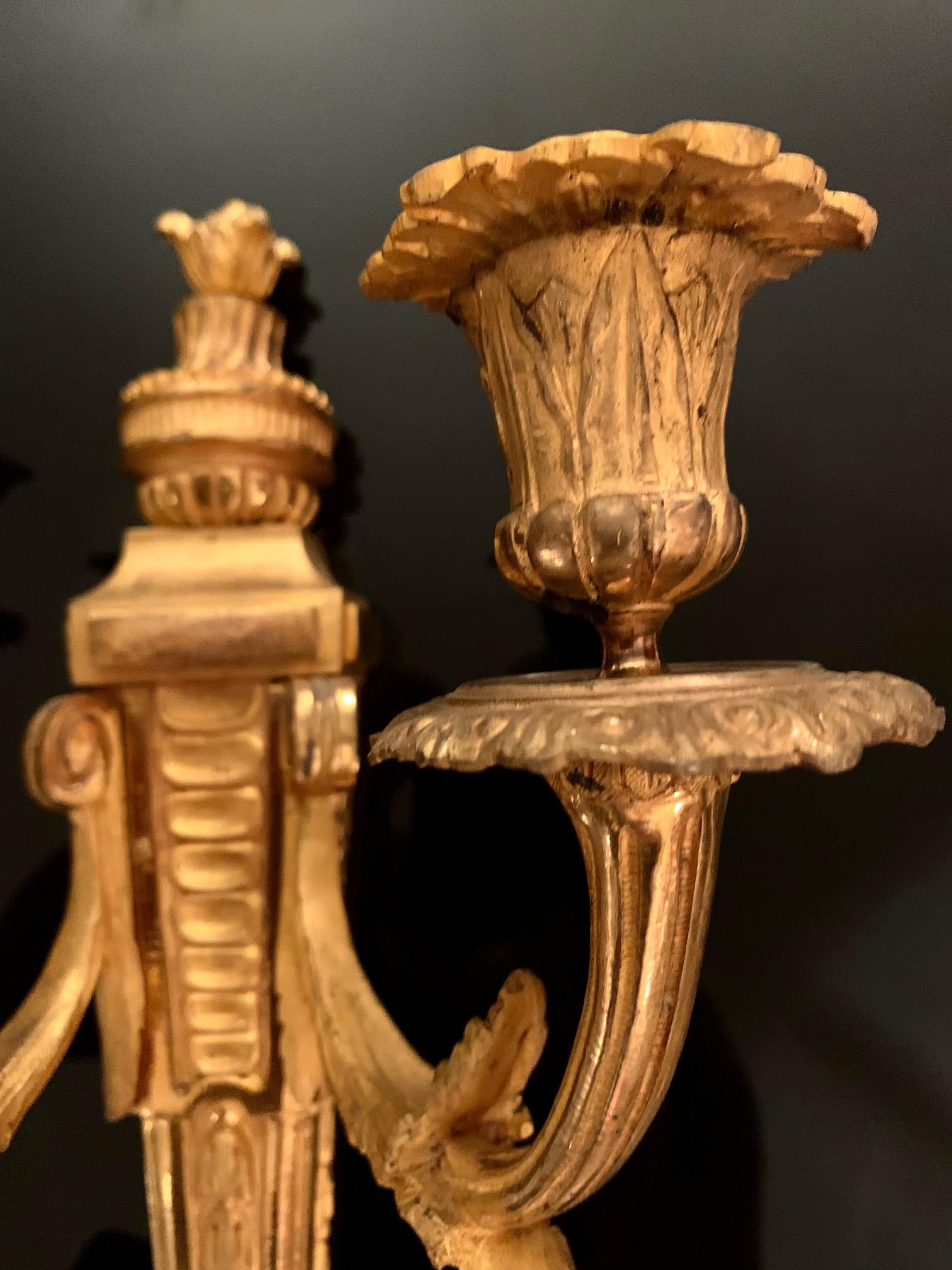 Satz zweiarmiger Wandleuchter im Louis-XVI-Stil aus vergoldeter Bronze und Ormolu (Goldbronze) im Angebot