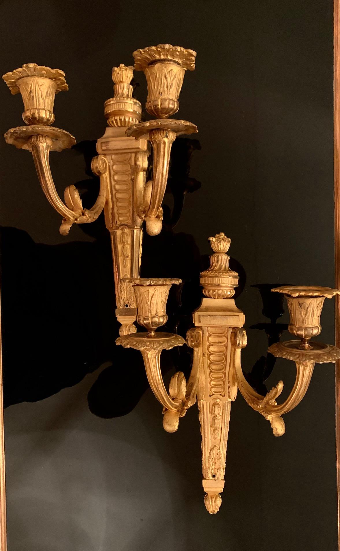 Satz zweiarmiger Wandleuchter im Louis-XVI-Stil aus vergoldeter Bronze und Ormolu im Angebot 1