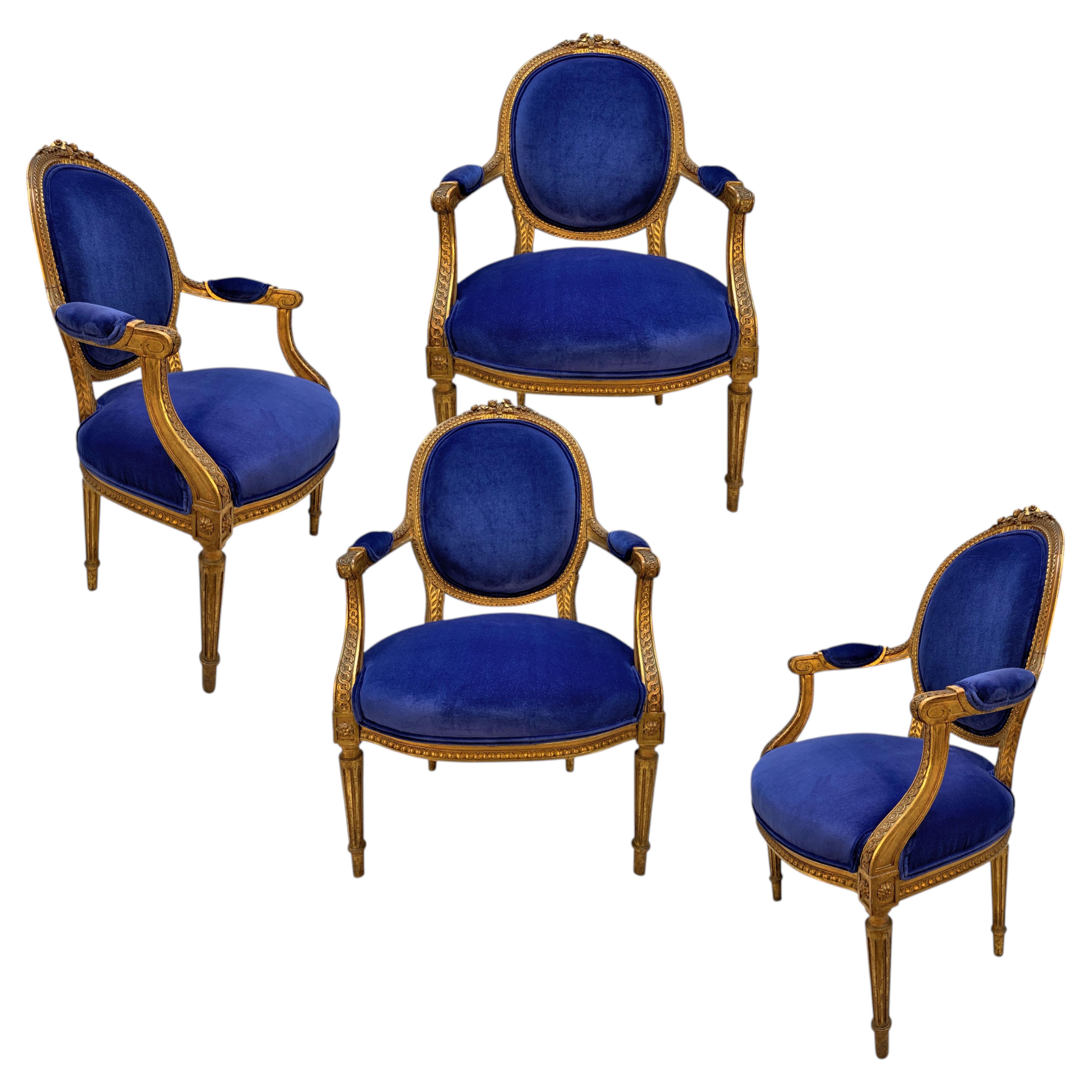 Set di quattro poltrone in stile Luigi XVI in legno dorato e velluto blu in vendita