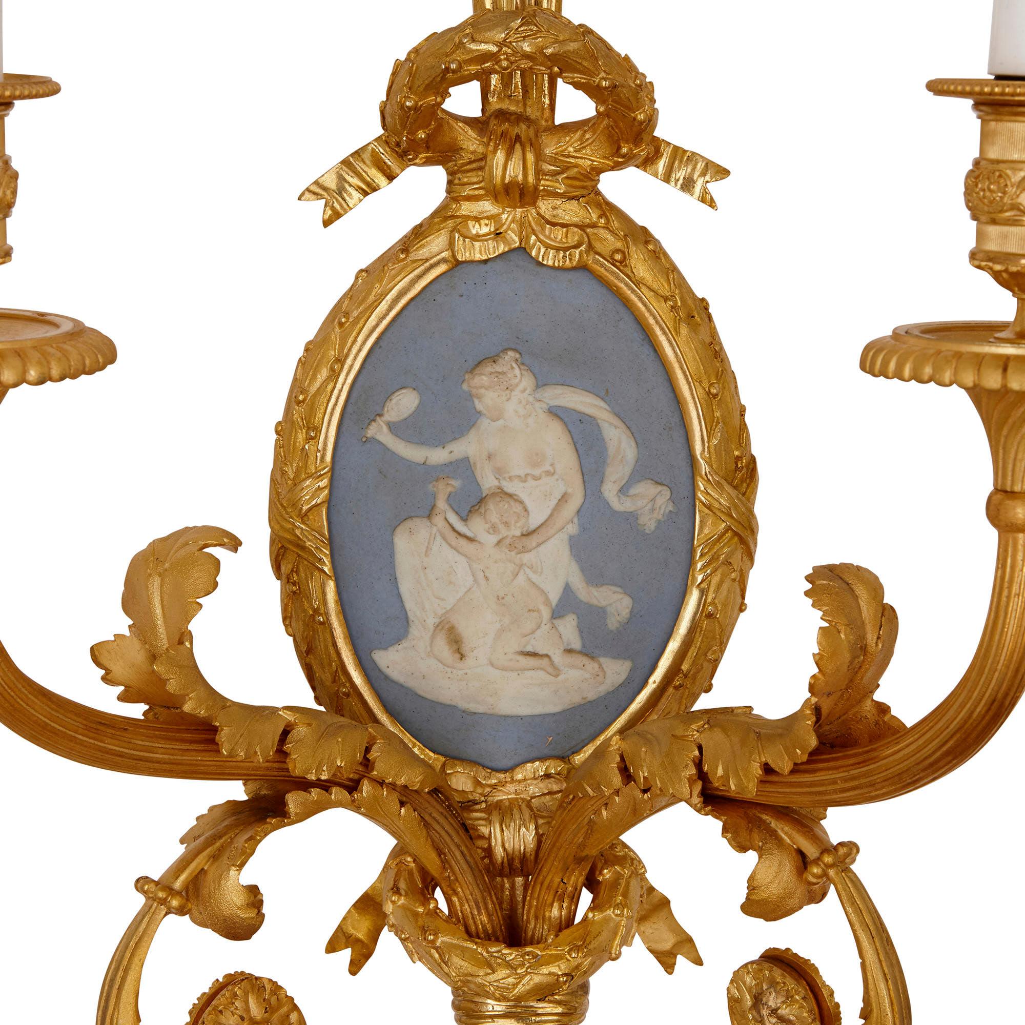 Doré Ensemble de quatre appliques murales de style Louis XVI en jaspe et bronze doré en vente
