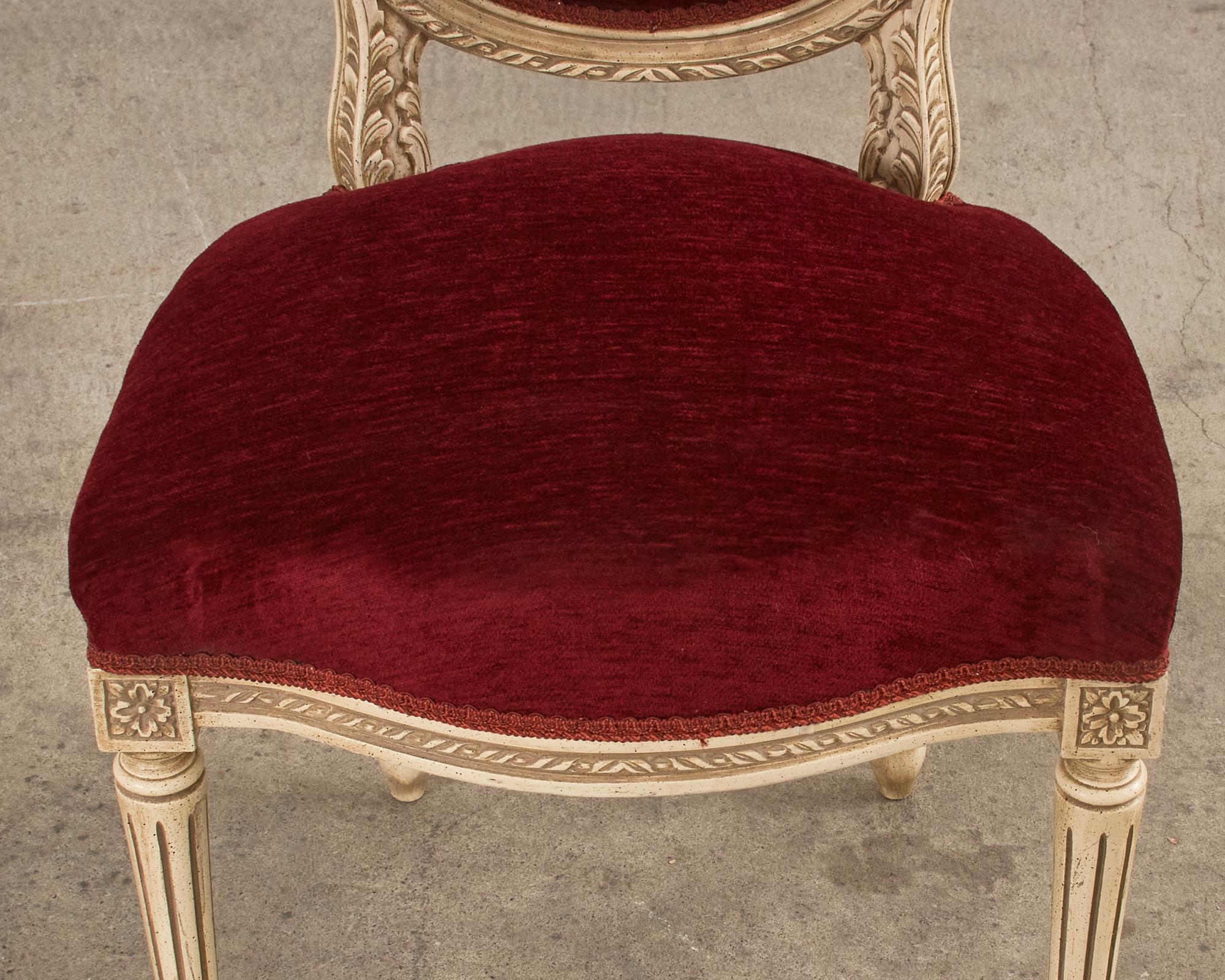 Ensemble de quatre chaises de salle à manger peintes de style Louis XVI en vente 4