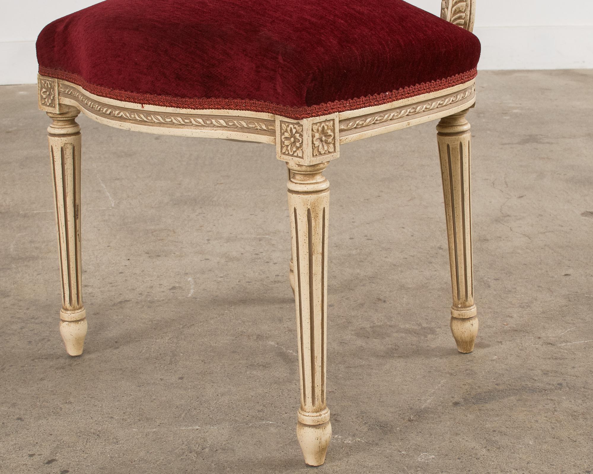 Ensemble de quatre chaises de salle à manger peintes de style Louis XVI en vente 7