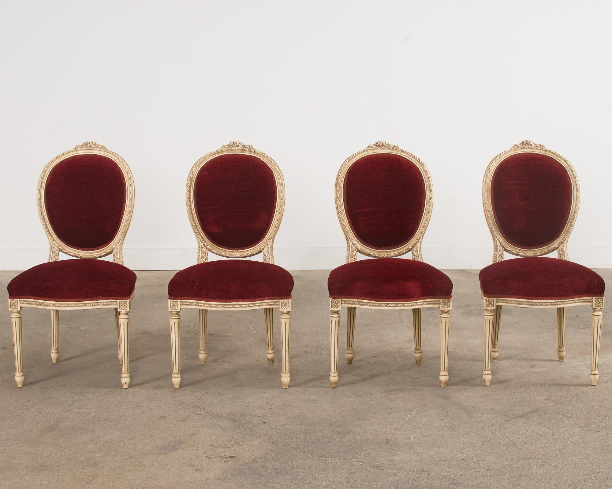 Américain Ensemble de quatre chaises de salle à manger peintes de style Louis XVI en vente