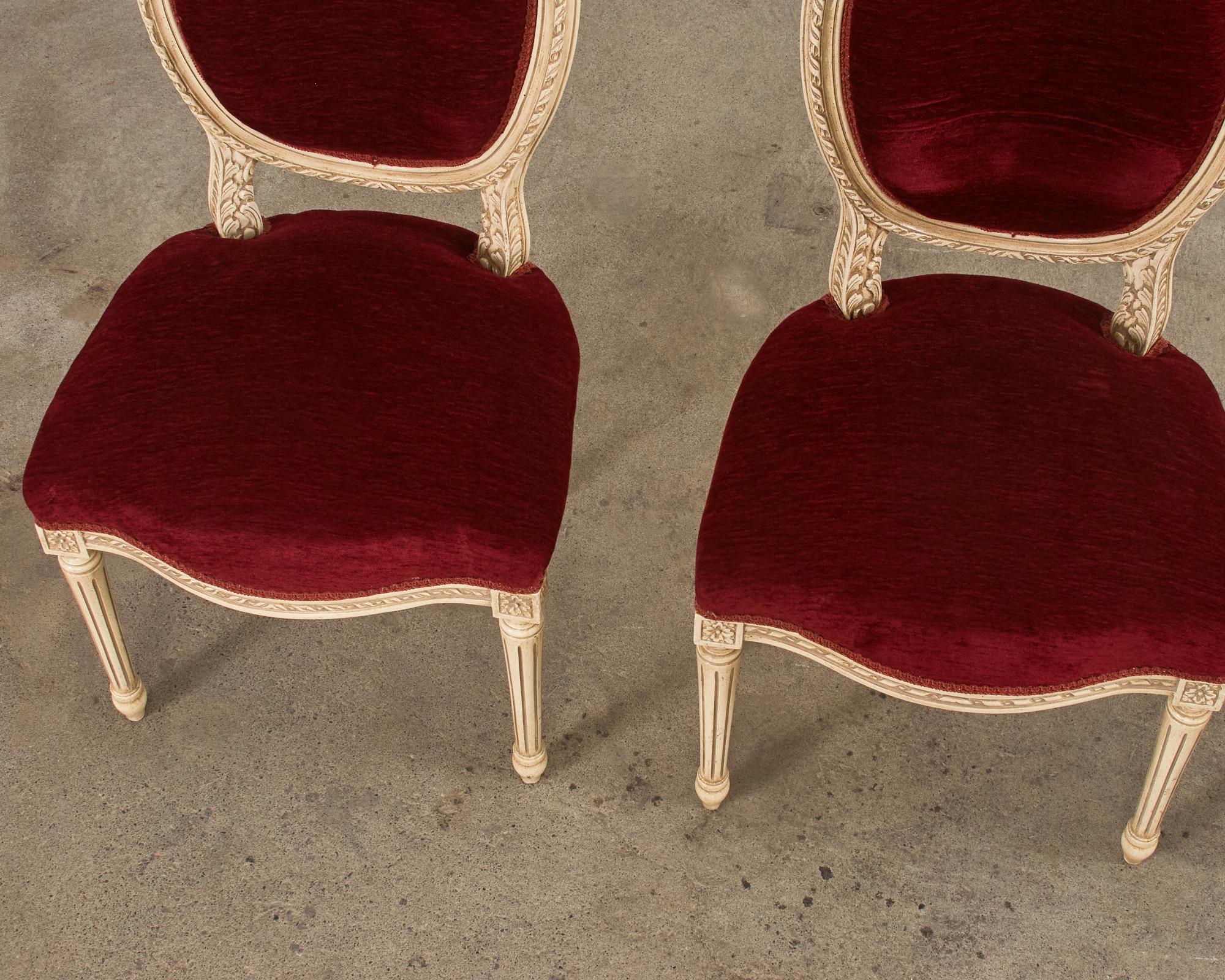 Peint Ensemble de quatre chaises de salle à manger peintes de style Louis XVI en vente