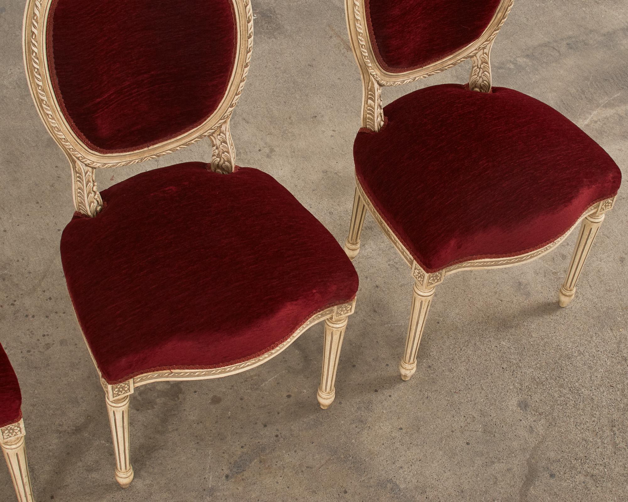 Ensemble de quatre chaises de salle à manger peintes de style Louis XVI Bon état - En vente à Rio Vista, CA