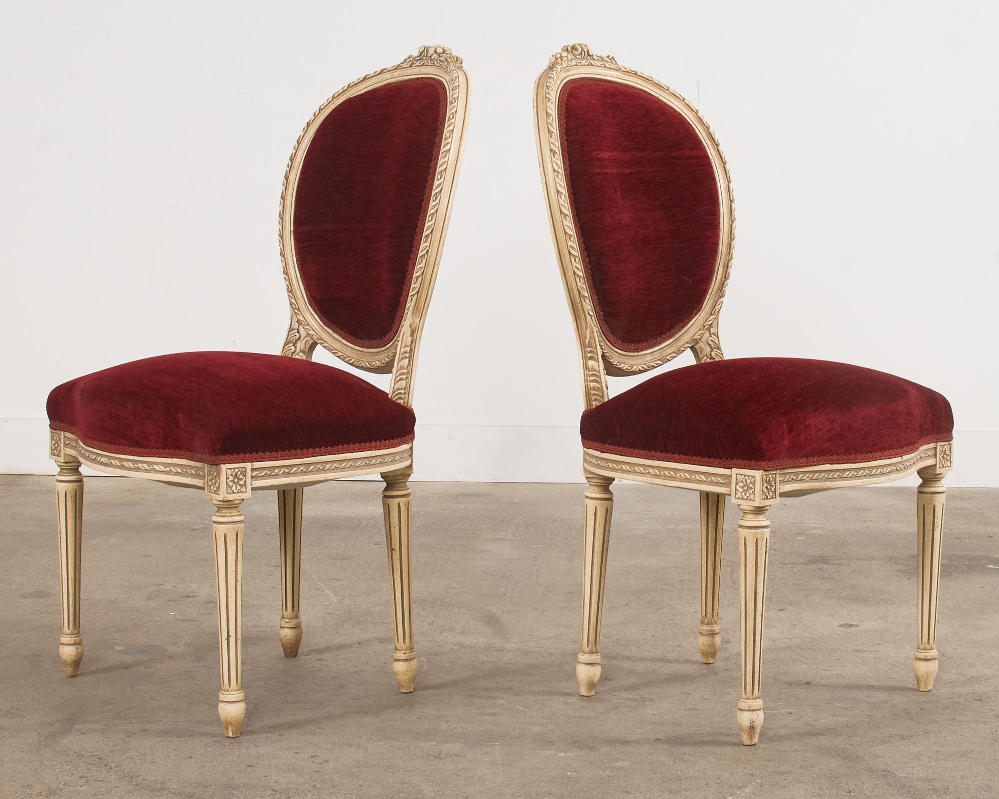 Velours Ensemble de quatre chaises de salle à manger peintes de style Louis XVI en vente