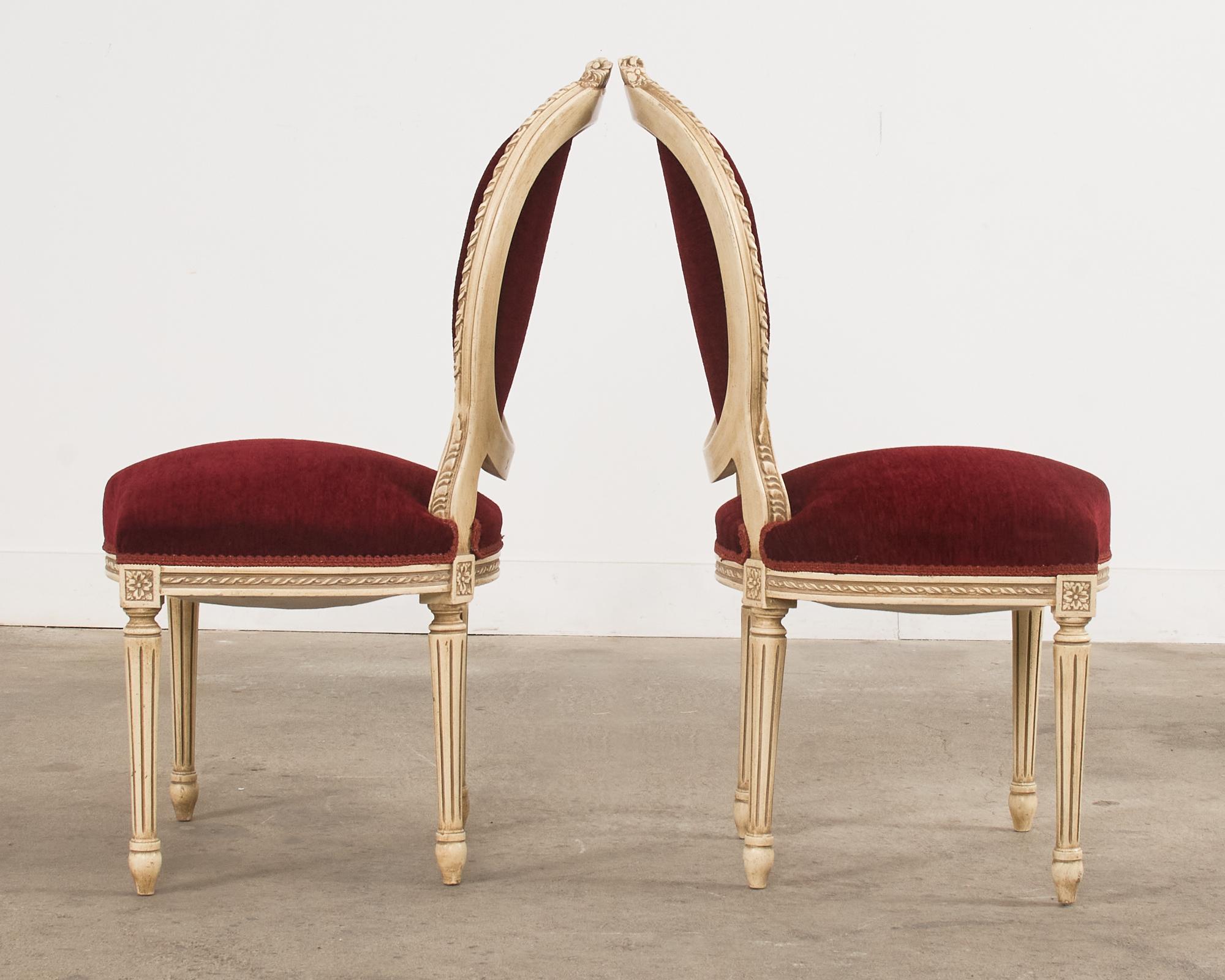 Satz von vier bemalten Esszimmerstühlen im Louis-XVI-Stil (Samt) im Angebot