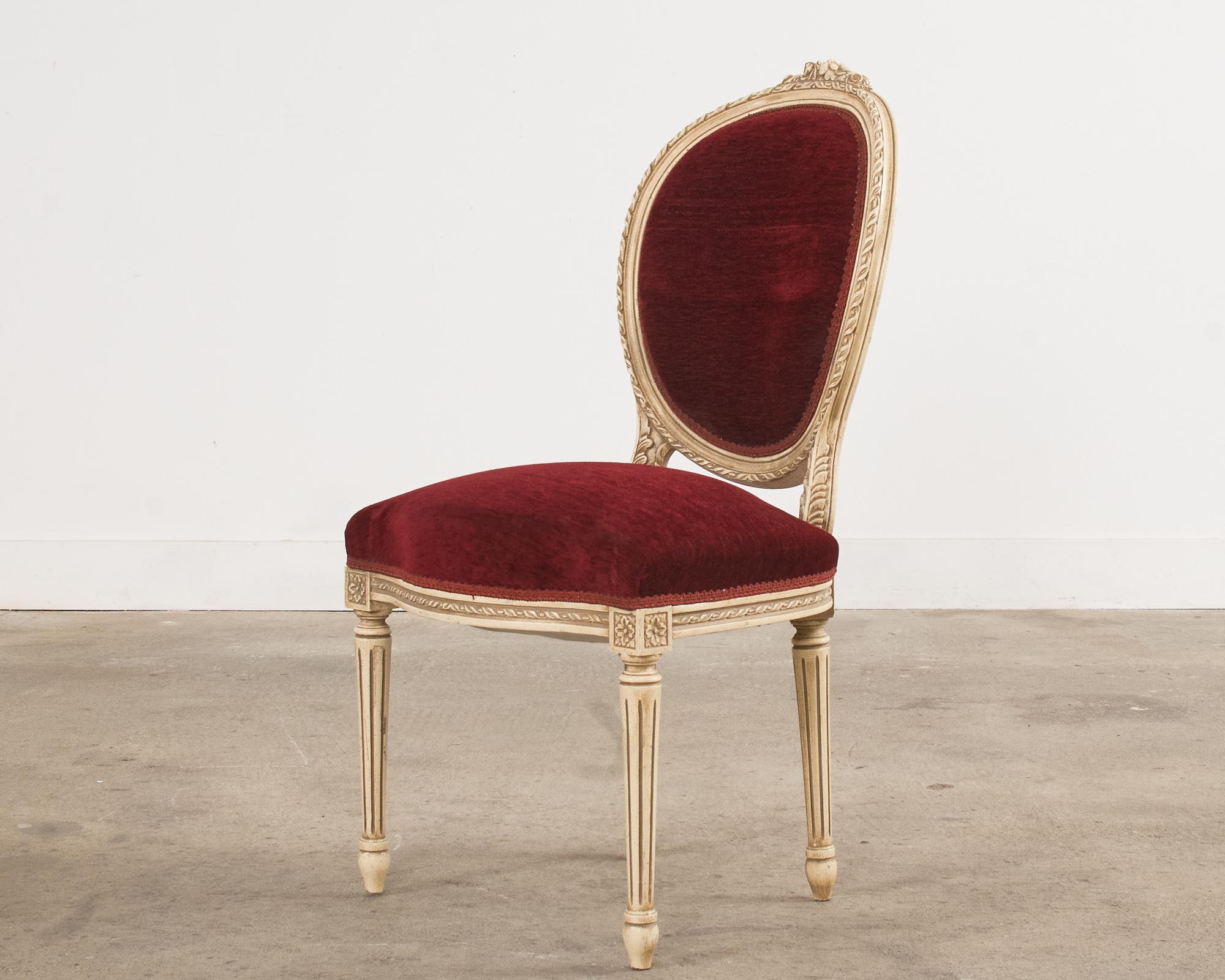 Ensemble de quatre chaises de salle à manger peintes de style Louis XVI en vente 2