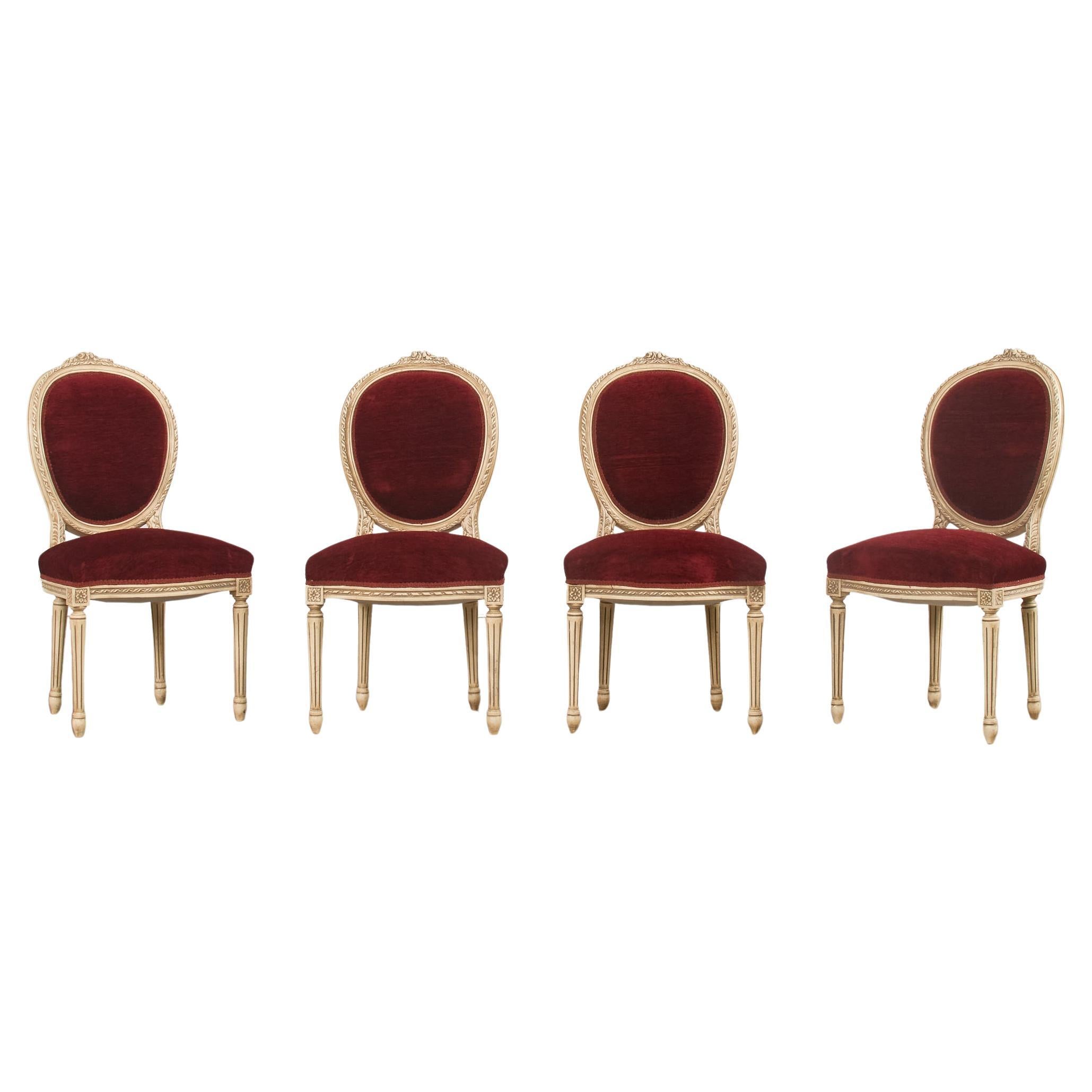 Ensemble de quatre chaises de salle à manger peintes de style Louis XVI en vente