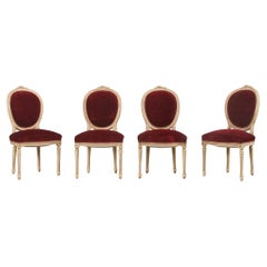 Satz von vier bemalten Esszimmerstühlen im Louis-XVI-Stil