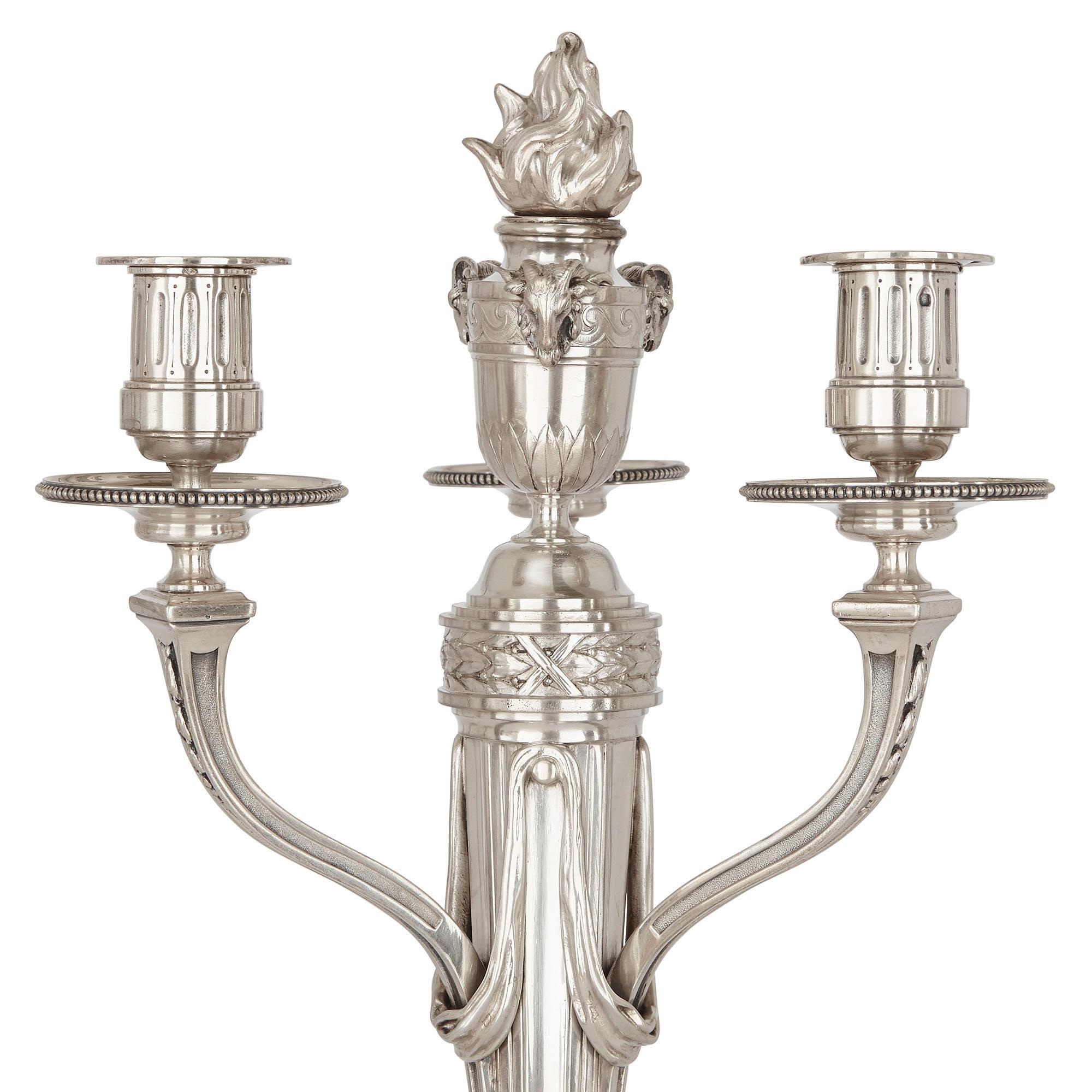 Ce magnifique ensemble de quatre chandeliers a été fabriqué vers 1900 par André Aucoc, l'un des principaux orfèvres français de l'époque. Aucoc a hérité de son frère aîné, Louis, de la bijouterie familiale, La Maison Aucoc, à Paris. Lorsqu'il a
