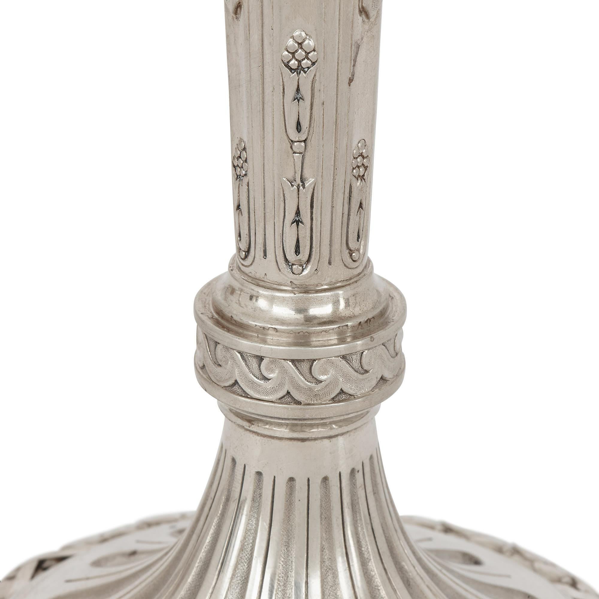 Satz von vier Silberkandelabern im Louis-XVI-Stil von Andr Aucoc (20. Jahrhundert) im Angebot
