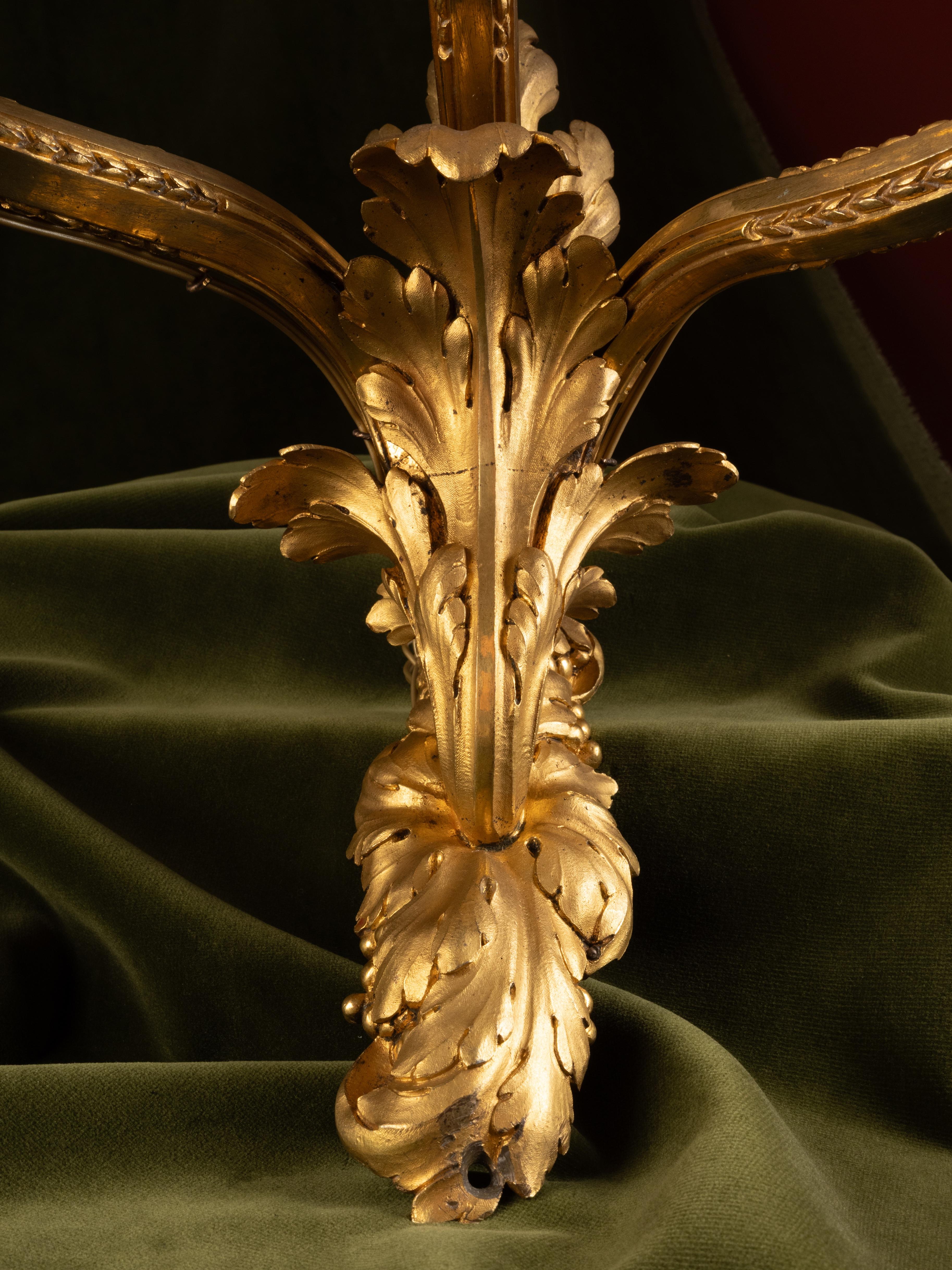 Juego de cuatro apliques de pared de tres luces, estilo Luis XVI, en bronce dorado en venta 3