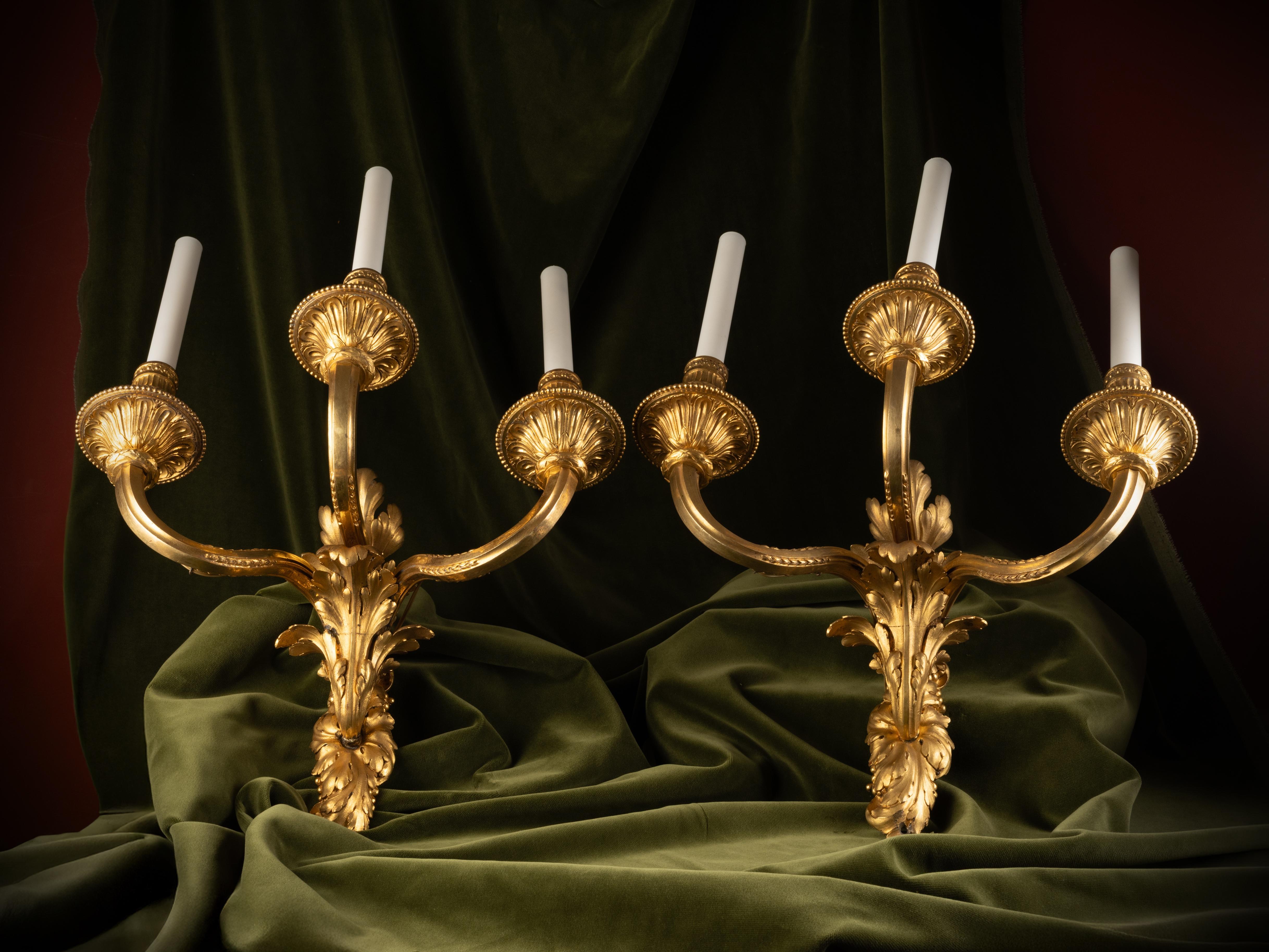 Juego de cuatro apliques de pared de tres luces, estilo Luis XVI, en bronce dorado en venta 4