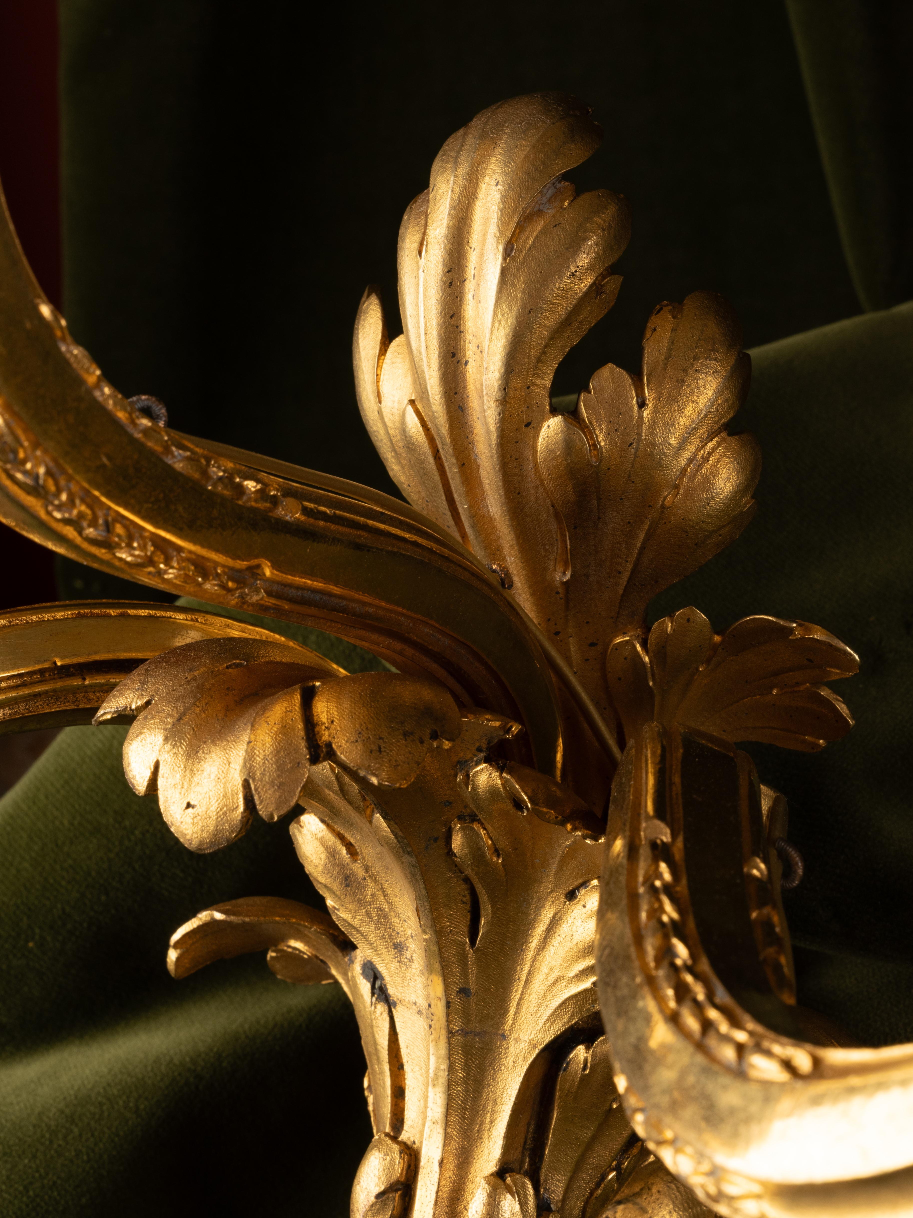 Juego de cuatro apliques de pared de tres luces, estilo Luis XVI, en bronce dorado Bronce en venta