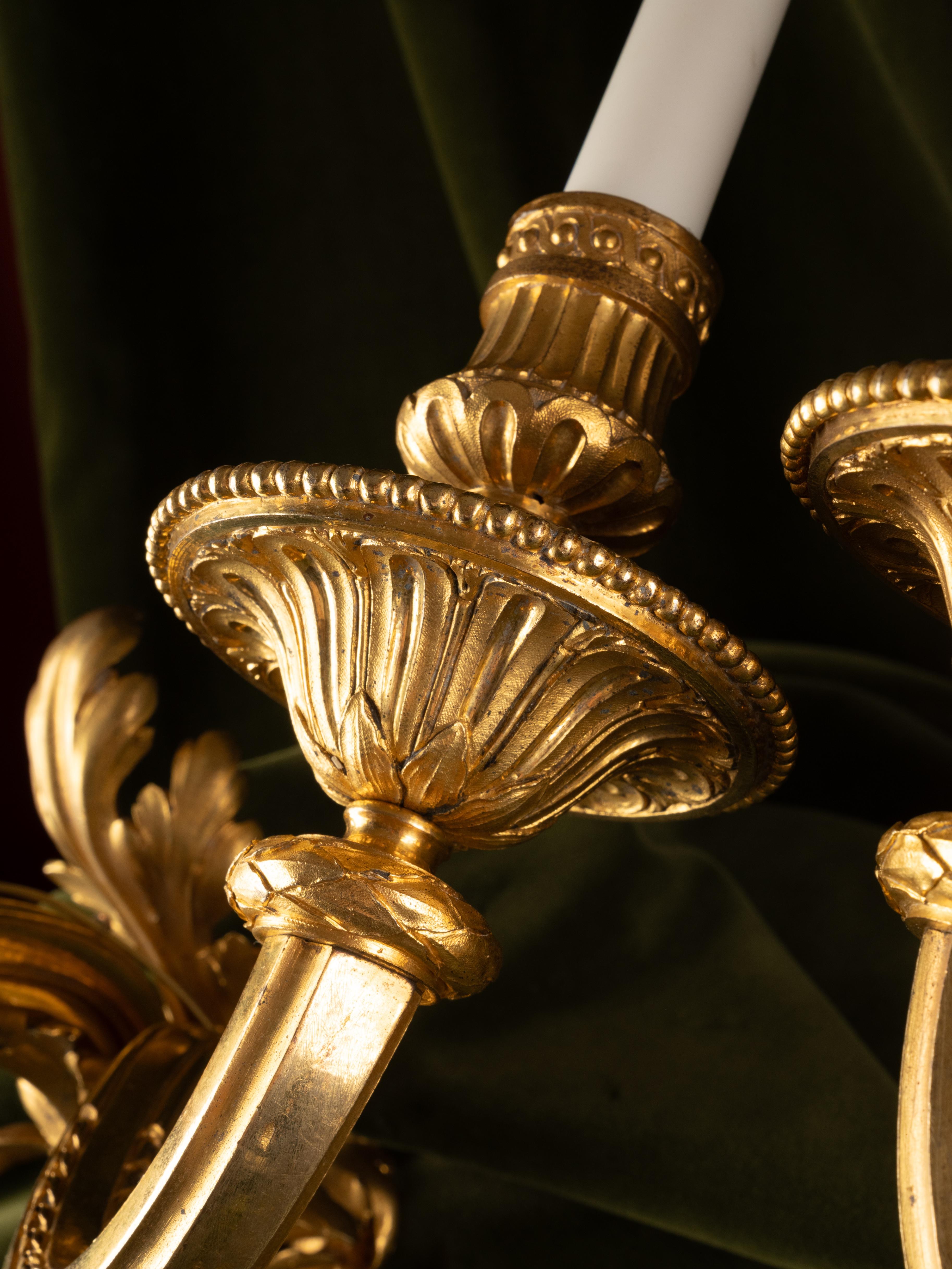 Juego de cuatro apliques de pared de tres luces, estilo Luis XVI, en bronce dorado en venta 1