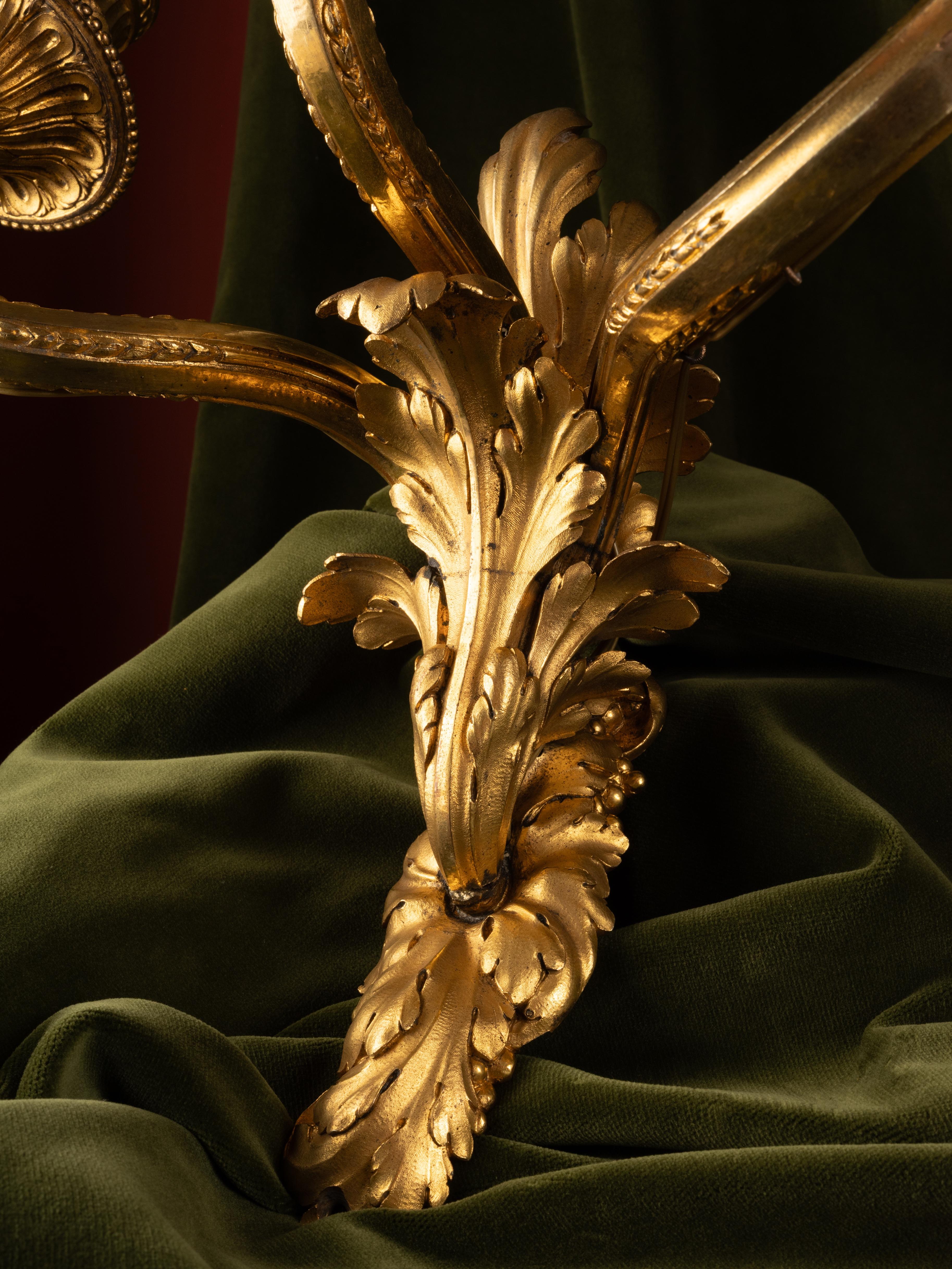 Juego de cuatro apliques de pared de tres luces, estilo Luis XVI, en bronce dorado en venta 2