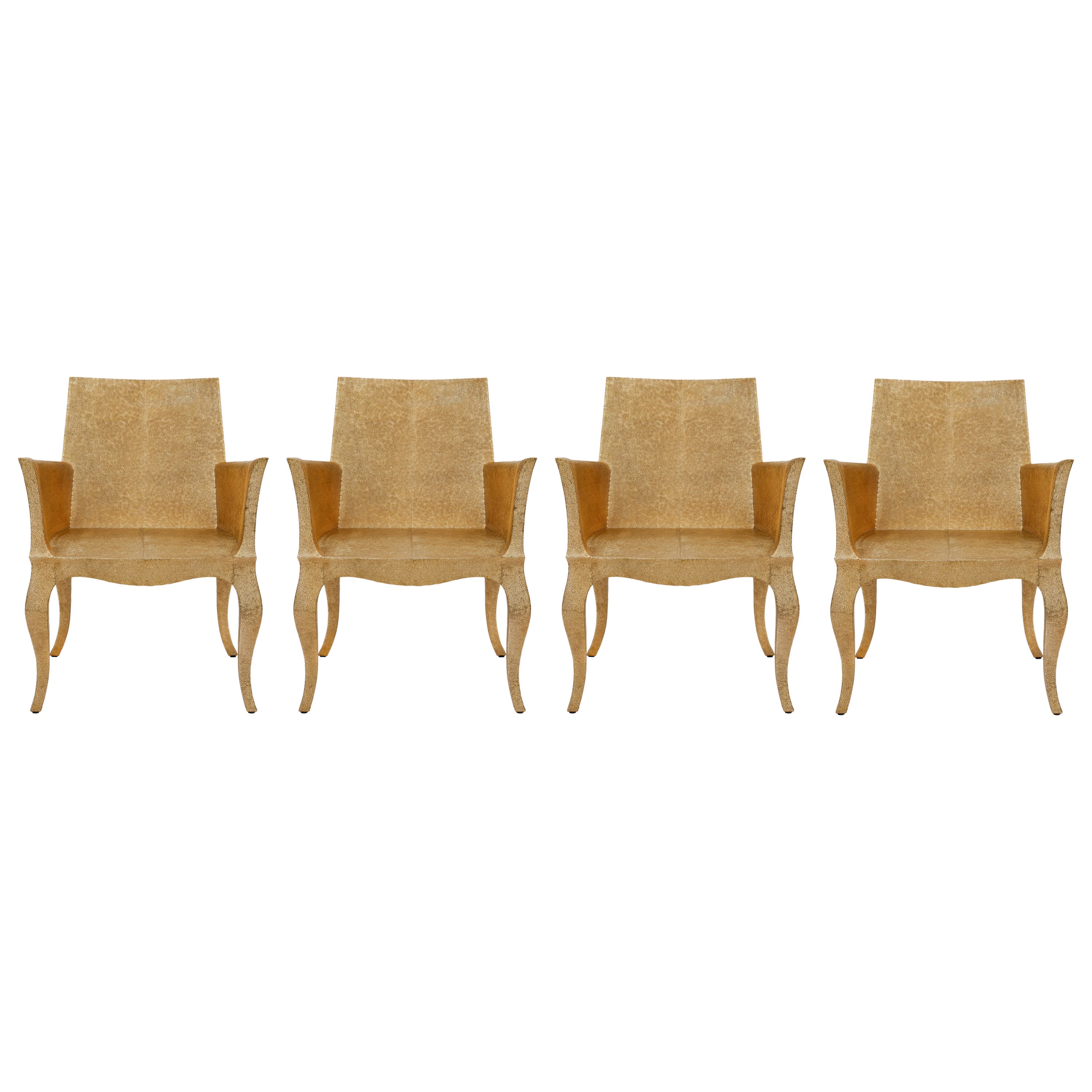 Ensemble de quatre fauteuils club Louise en laiton martelé de taille moyenne sur bois par P. Mathieu