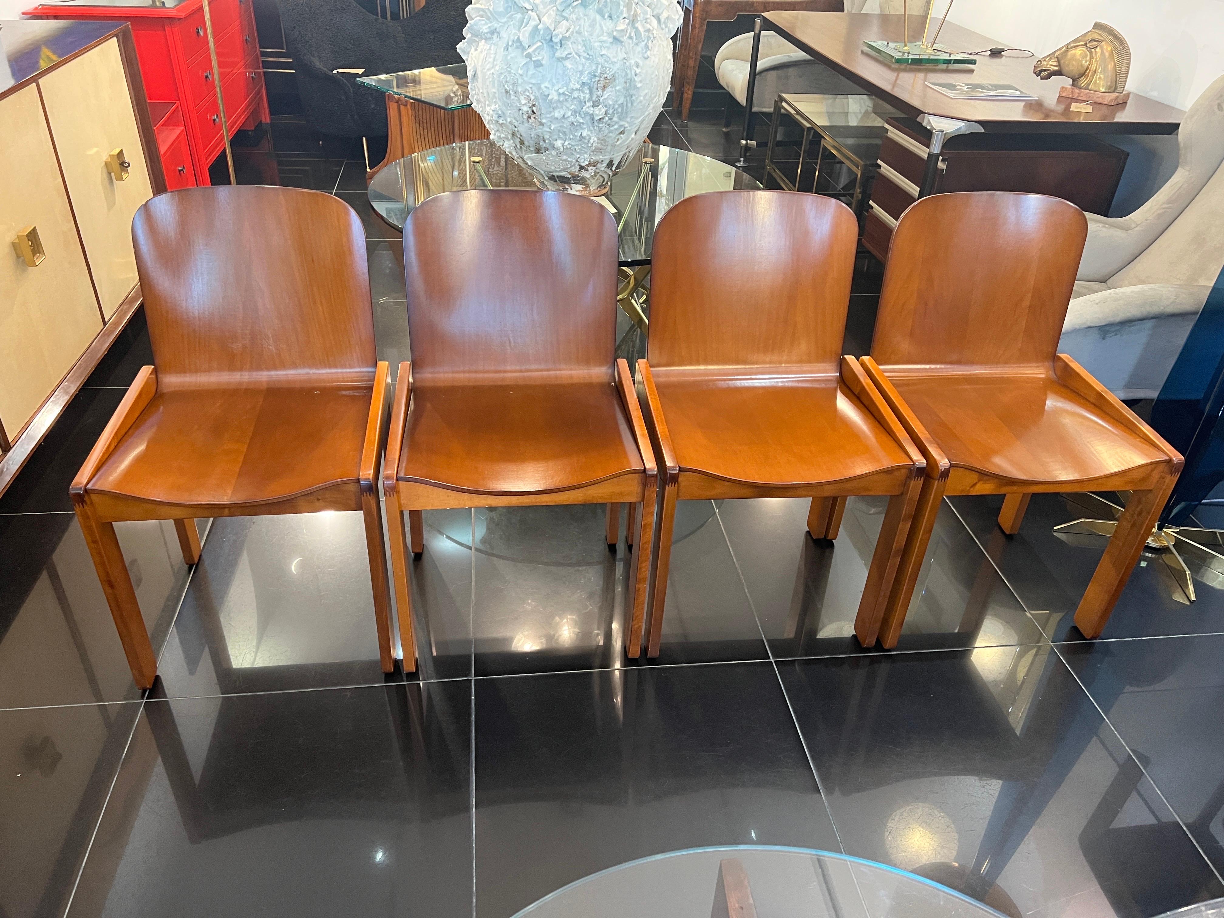 Set of four low back dining chairs in solid cherrywood In Good Condition In London, GB