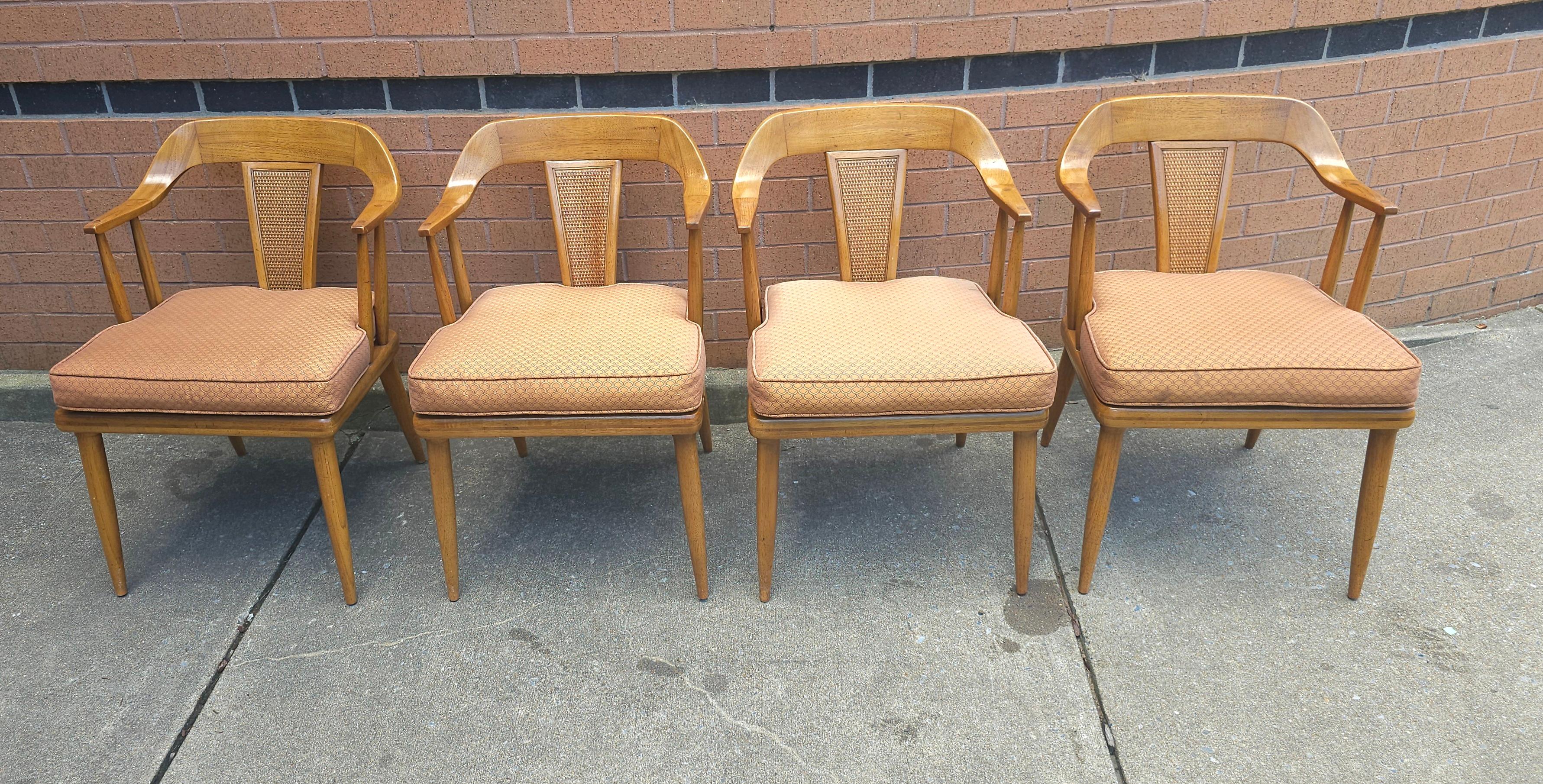 Ensemble de quatre (4) fauteuils John Lubberts et Lambert Mulder pour Tomlinson Collection Sophisticate en noyer et dossier en cannage. Mesure 20