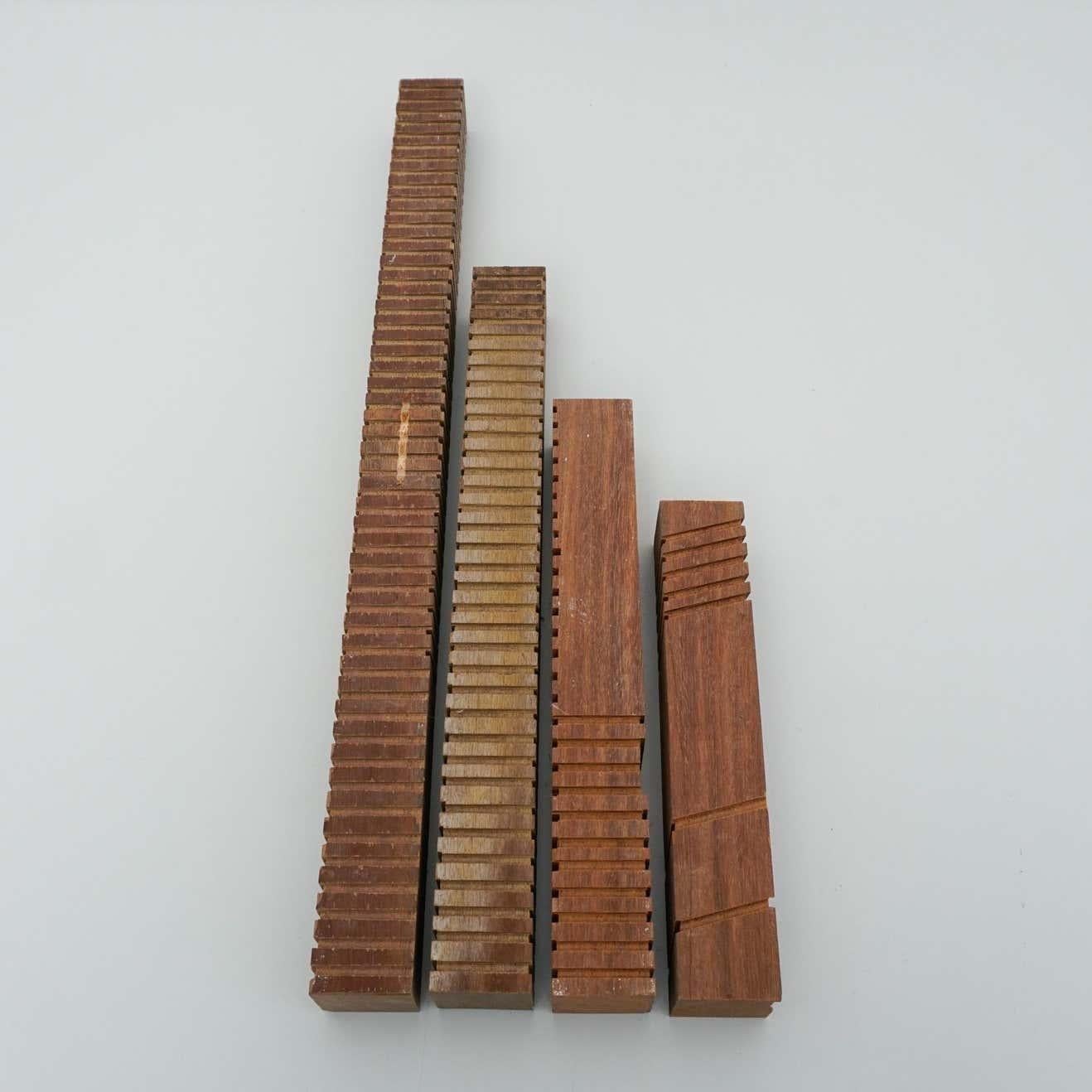 Set di tre sculture contemporanee realizzate dall'artista contemporanea spagnola Luce, circa 2019.  In condizioni originali, con lievi usure dovute all'età e all'uso, che conservano una bella patina.  Materiali: Wood.