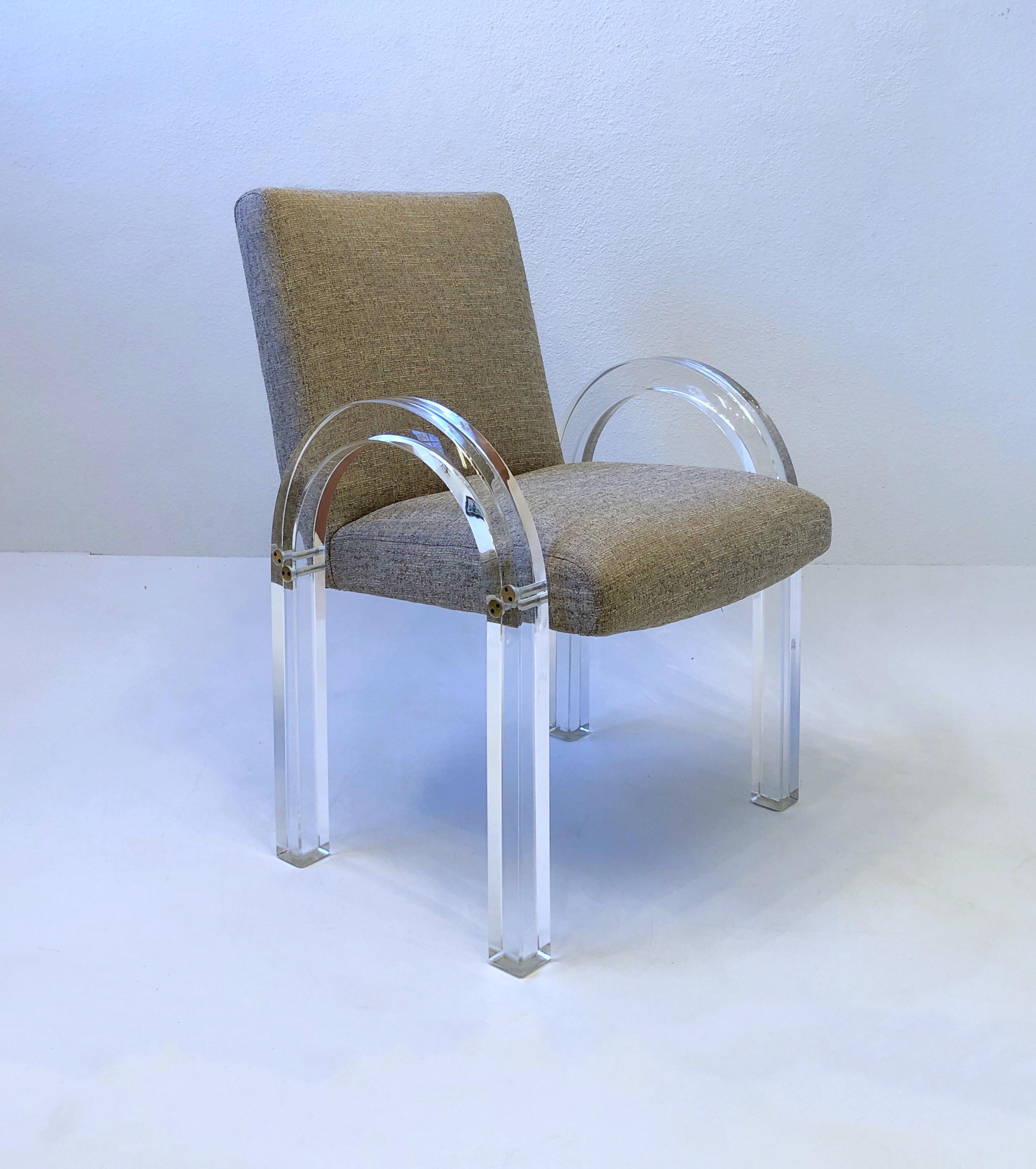 Fine XX secolo Set di quattro sedie da pranzo in lucite e ottone di Charles Hollis Jones in vendita