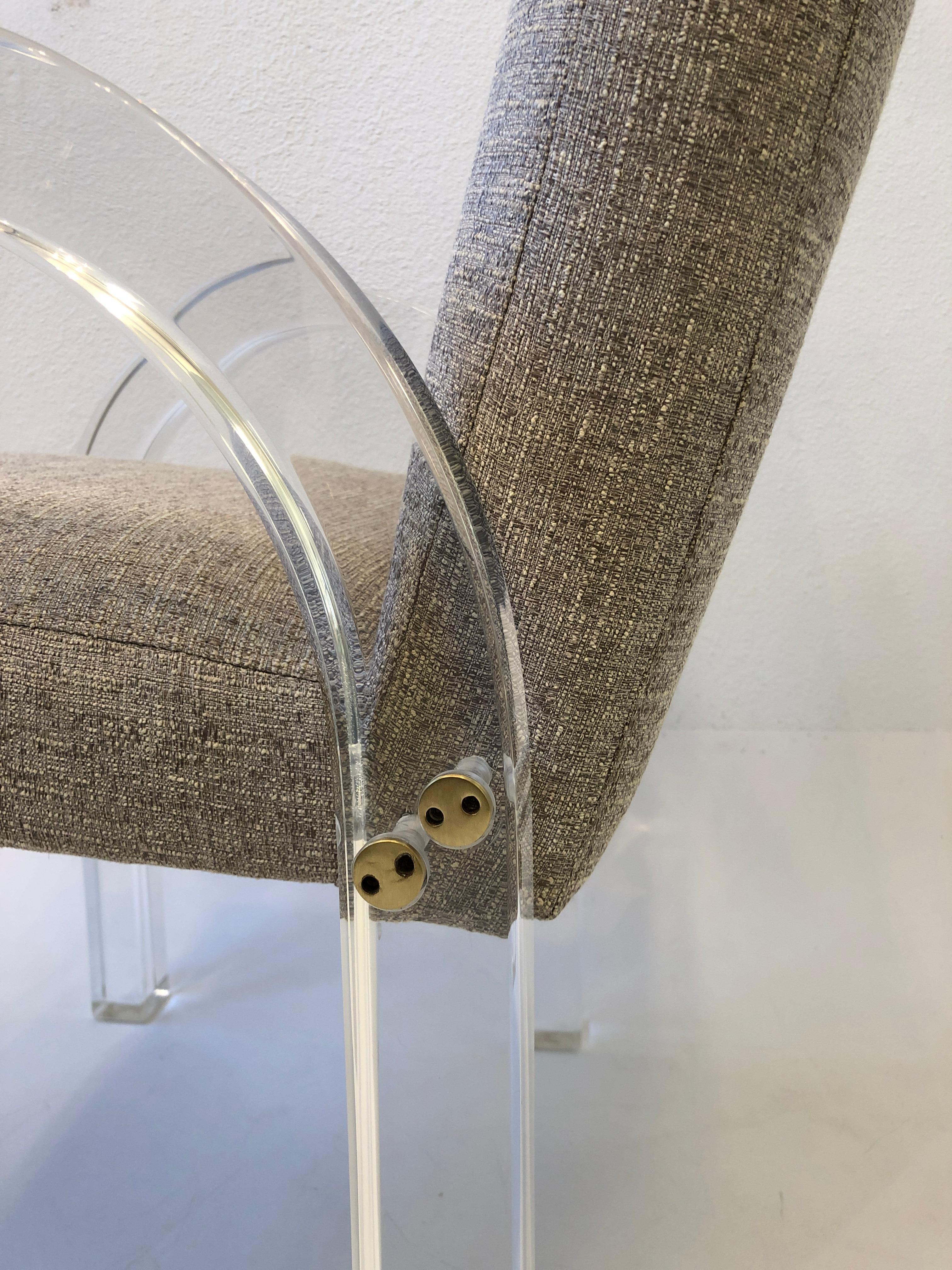 Set di quattro sedie da pranzo in lucite e ottone di Charles Hollis Jones in vendita 1