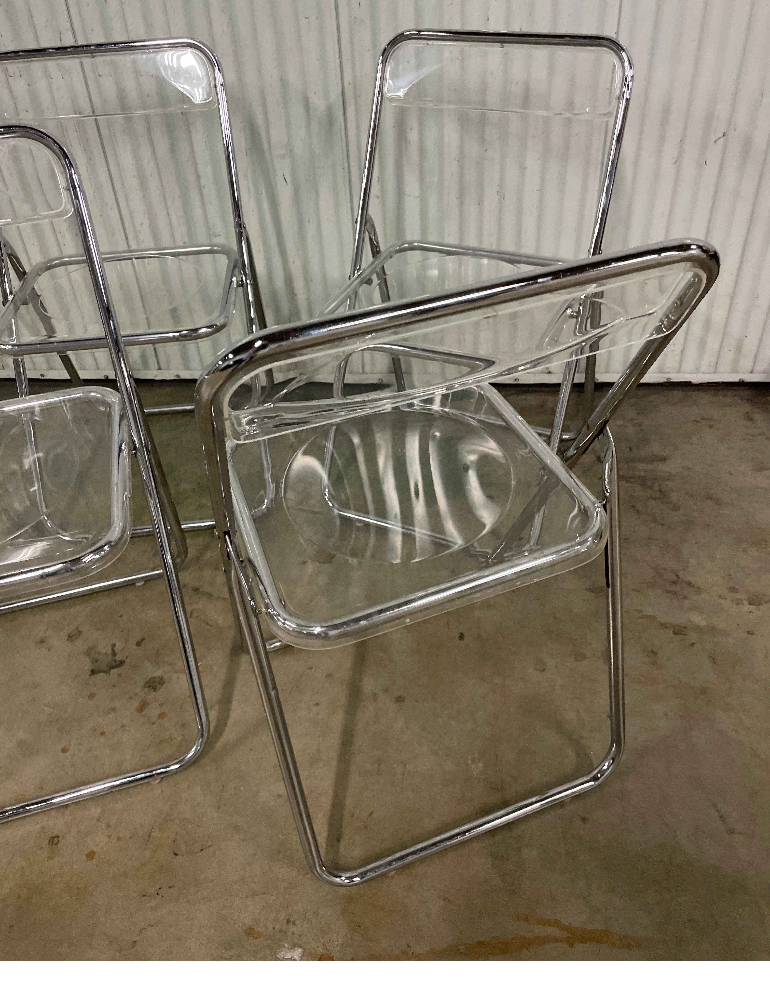 Chrome Ensemble de quatre chaises pliantes en lucite du milieu du siècle dernier en vente