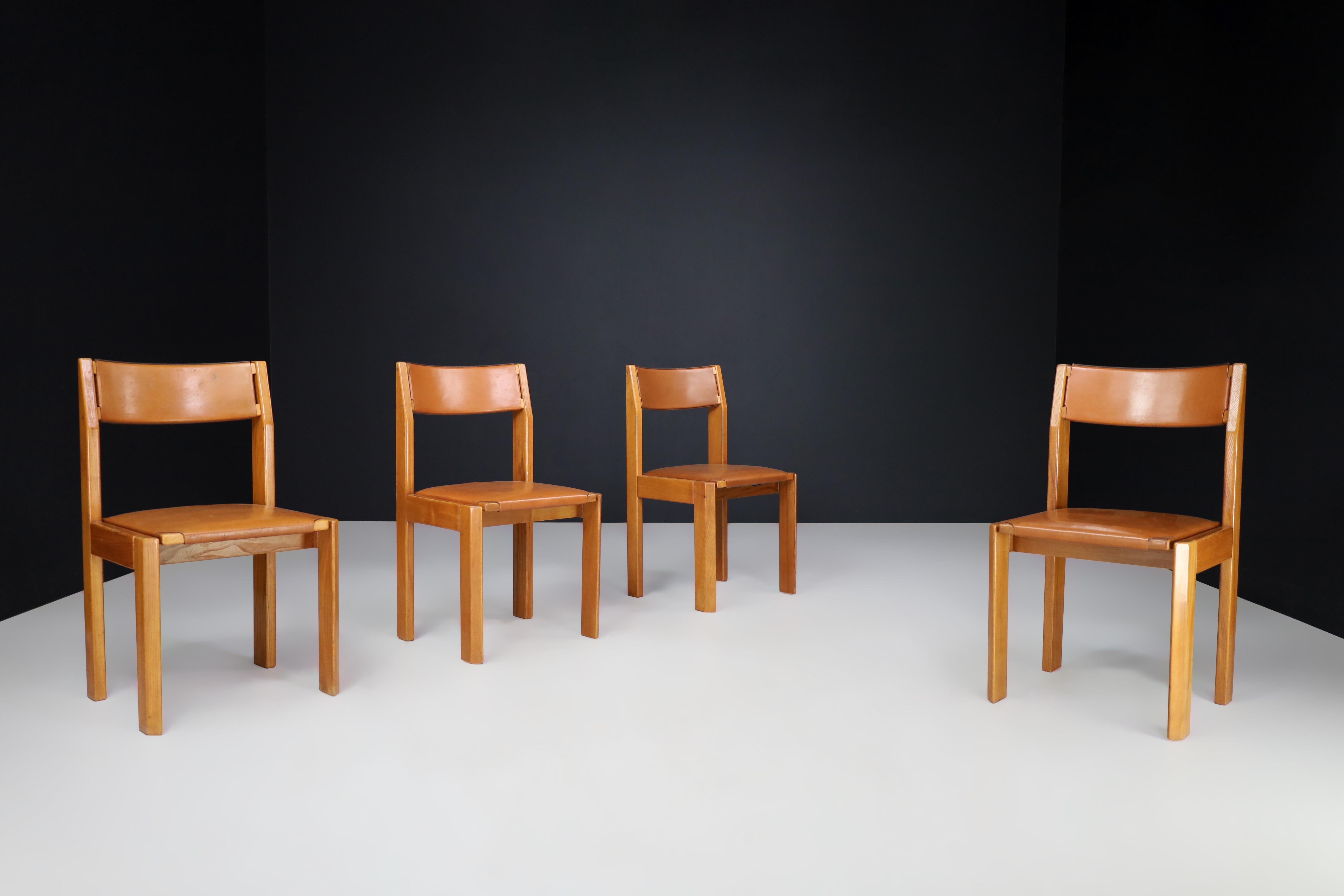 Juego de cuatro sillas de comedor Luigi Gorgoni de olmo y cuero para Roche Bobois, Francia, años 70

Llamativo conjunto de cuatro sillas de comedor diseñadas por Luigi Gorgoni y fabricadas por Roche Bobois en Francia durante la década de 1970. Estas