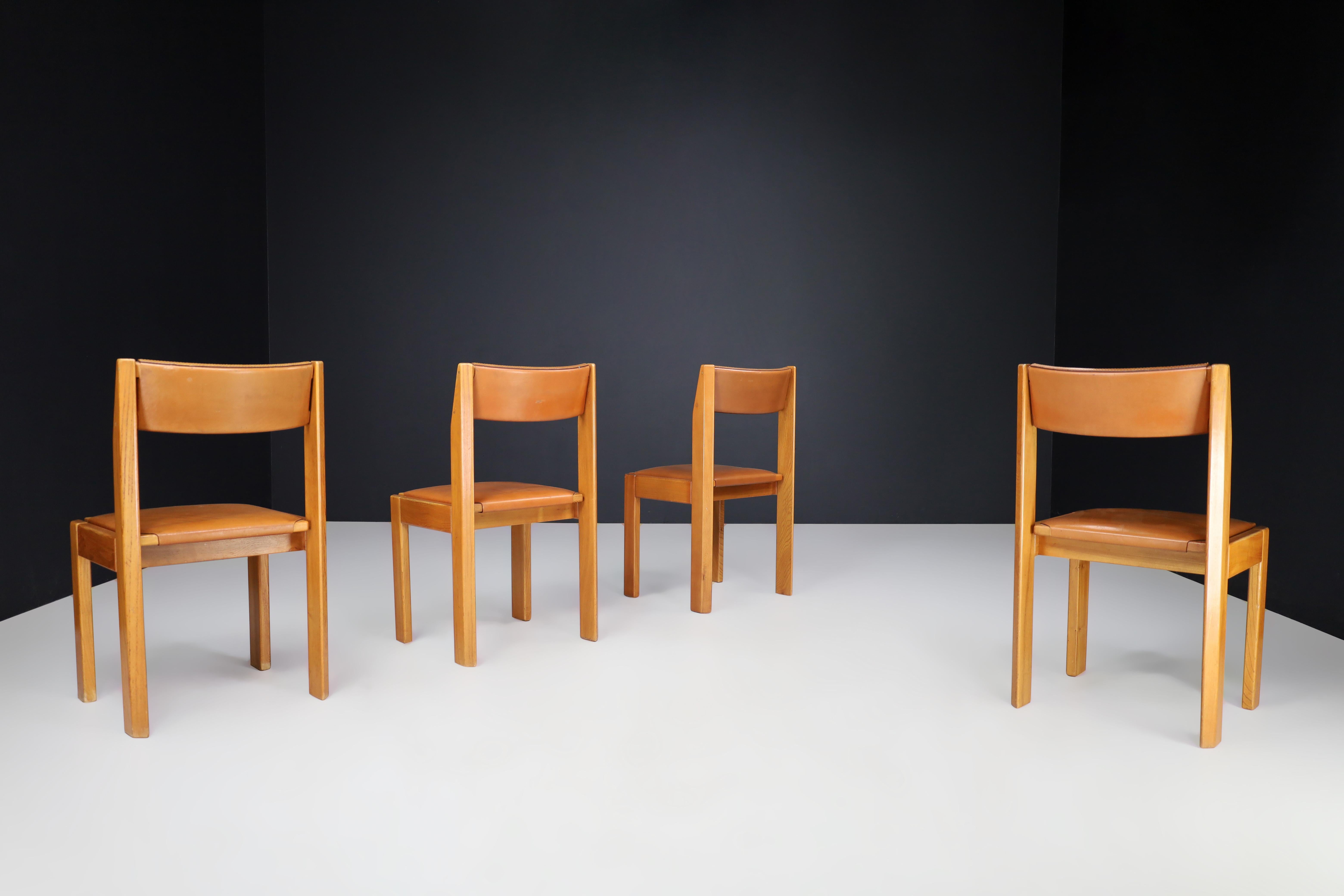 Juego de cuatro sillas de comedor Luigi Gorgoni de olmo y cuero para Roche Bobois. Moderno de mediados de siglo en venta