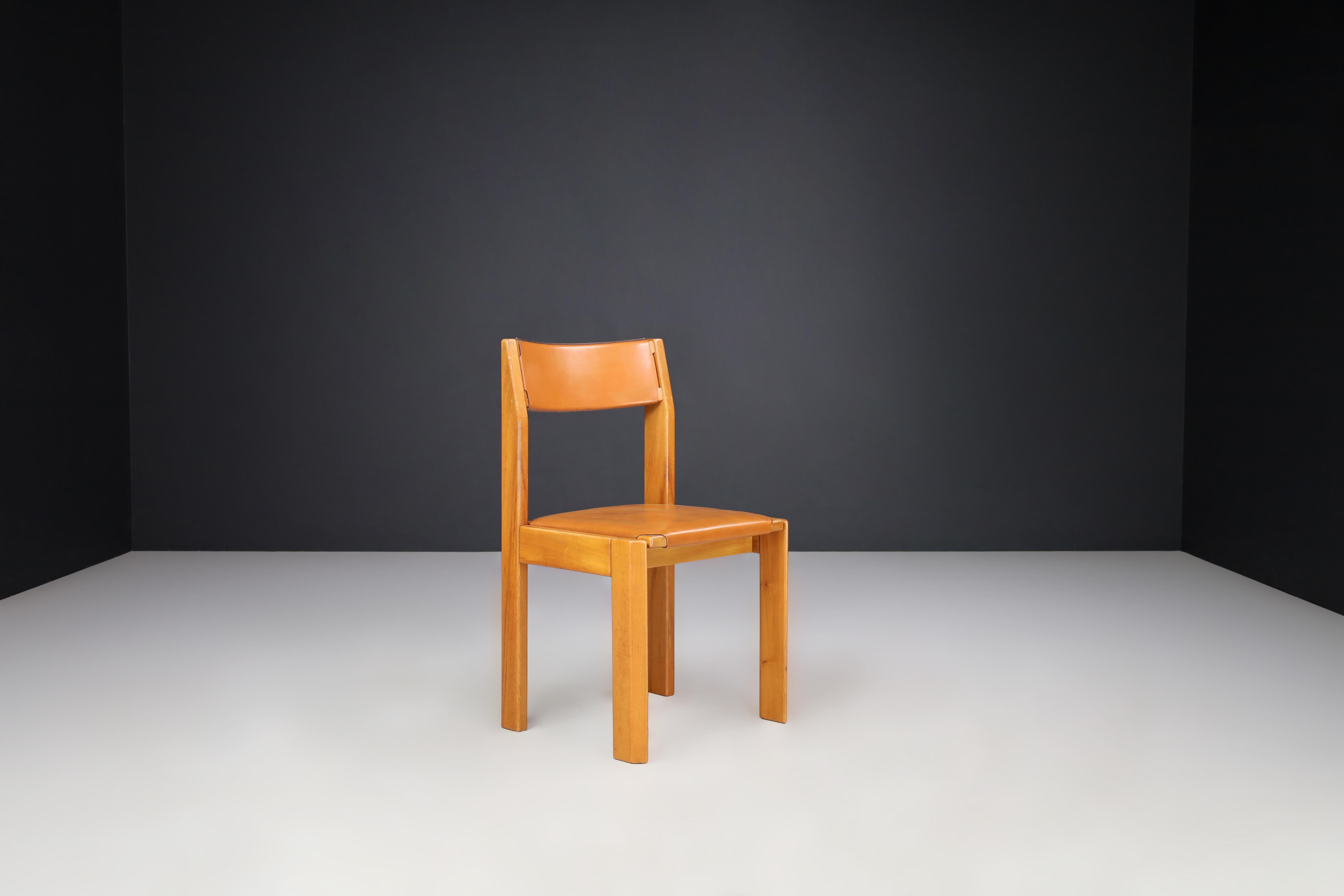 Juego de cuatro sillas de comedor Luigi Gorgoni de olmo y cuero para Roche Bobois. Cuero en venta