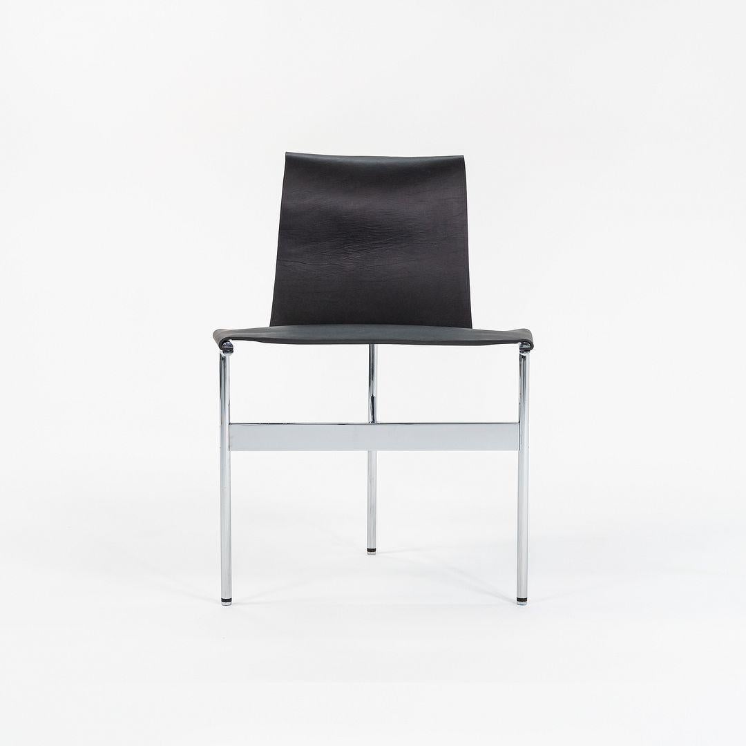 Se trata de un juego de cuatro sillas de comedor TG-10 Sling, diseñadas originalmente por Katavolos, Littell y Kelley en 1952. Se diseñaron como parte de la Colección Laverne original producida por Gratz Industries, antes conocida como