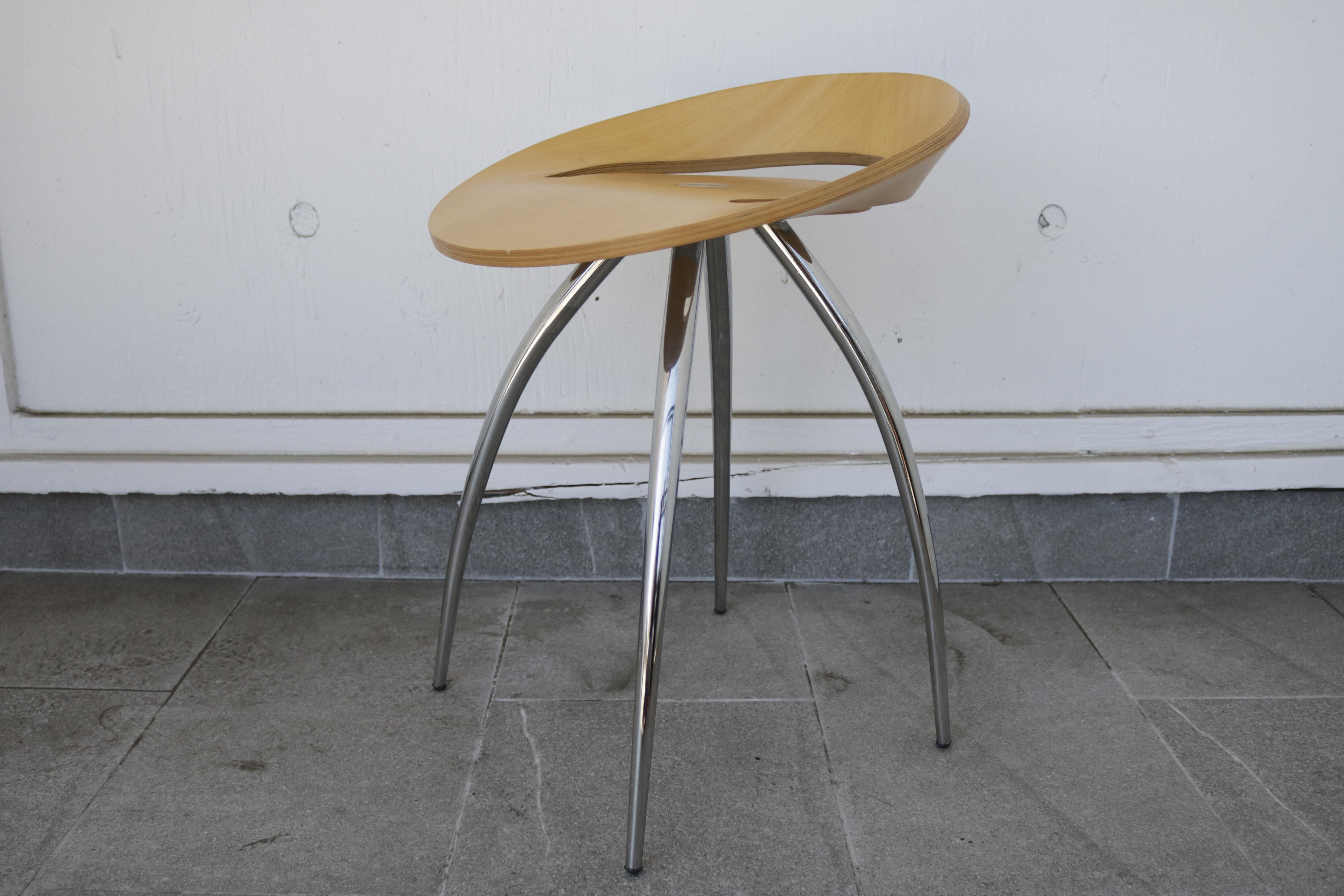 Set of chrome steel tubes and plywood stools by Magis.
The Lyra stool 79 was designed by the Design Group Italia for renowned Italian furniture specialist Magis.
Very comfortable laminated wood for the seat which follows the shape of the bottom
