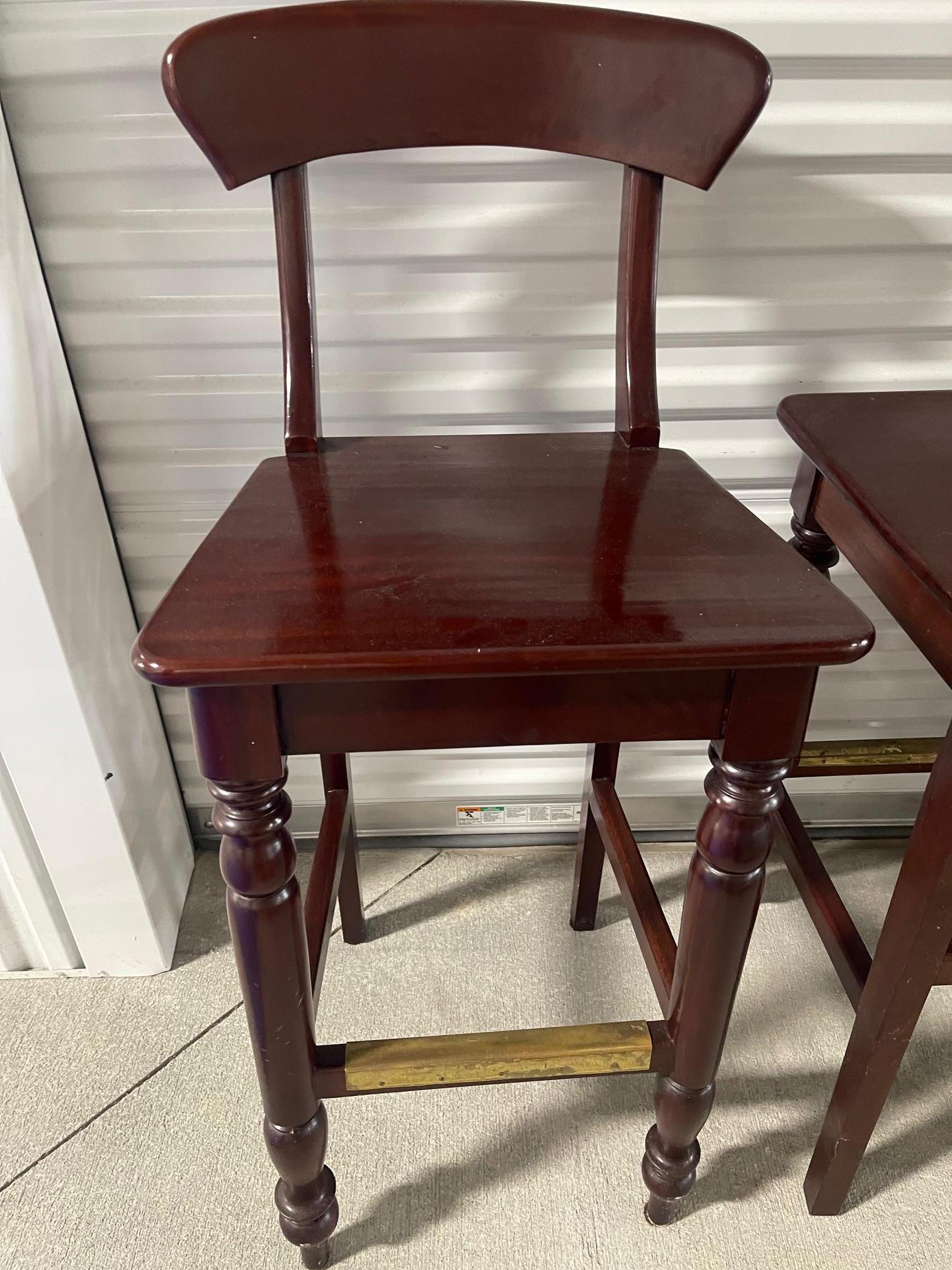 Set di quattro sgabelli da bar in mogano con gambe tornite, fine XX secolo In condizioni buone in vendita a Savannah, GA