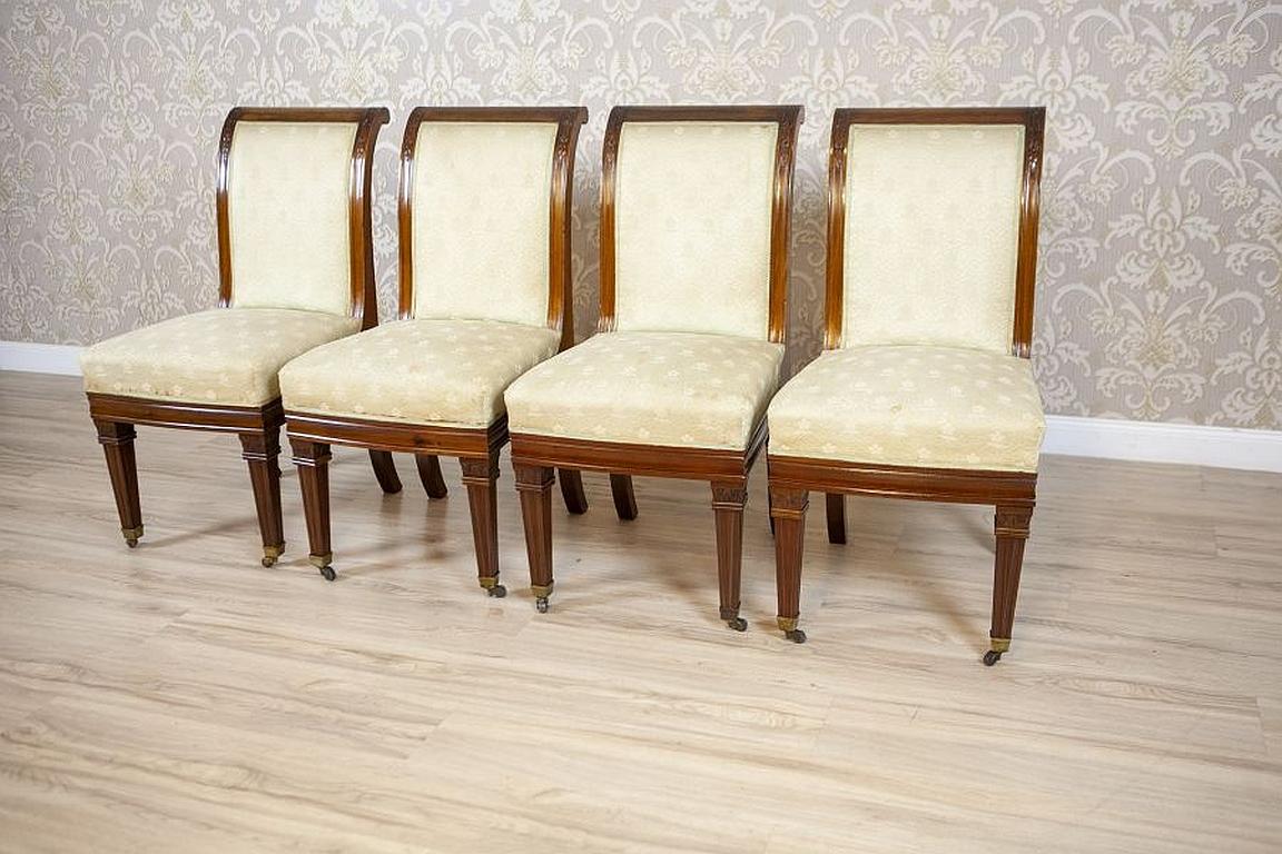 Satz von vier Mahagoni-Stühlen mit weißer Polsterung, um 1880

Wir präsentieren Ihnen diese vier Mahagonistühle aus dem späten 19. Jahrhundert. Die leicht geneigten und nach außen gerollten Rückenlehnen verleihen den Stühlen Charme. Die Sitze sind