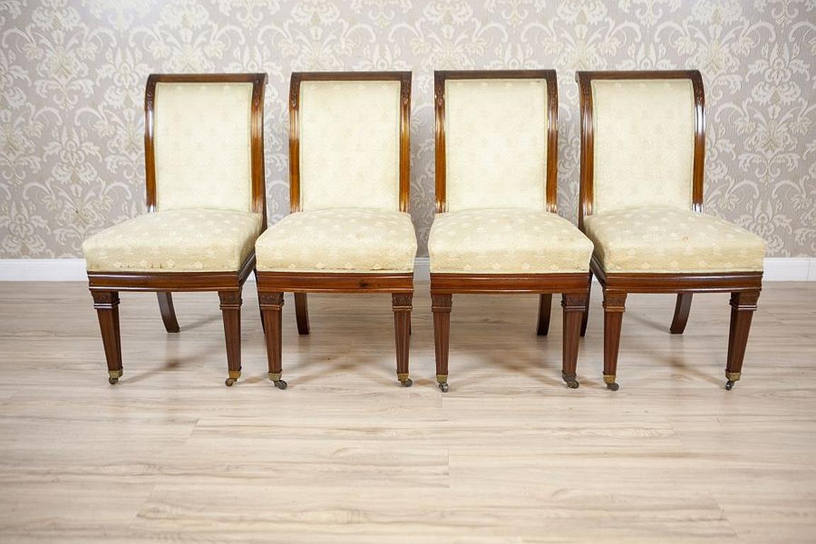 Satz von vier Mahagoni-Stühlen mit weißer Polsterung, um 1880 (Europäisch) im Angebot